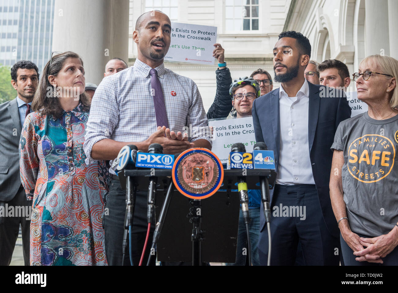 New York, USA. 10 Juni, 2019. Marco Connor, Co-Deputy Direktor Transport Alternativen - Am 10. Juni 2019, NYC Ratsmitglied Antonio Reynoso eine Pressekonferenz mit dem NYC Ratsmitglied Helen Rosenthal und sicherere Straßen Fürsprecher in NY City Hall statt Adressierung einer jüngsten Vorfall, bei dem ein Kraftfahrer wurde versucht, über ein Radfahrer in der Nähe des Hudson River Greenway laufen zu lassen. Der Vorfall ans Licht kam, nach Barhocker Reporter Liz Gonzalez ein Video auf Social Media und welche Erfahrungen die Traktion, nachdem es von Gothamist veröffentlicht wurde. Credit: PACIFIC PRESS/Alamy leben Nachrichten Stockfoto