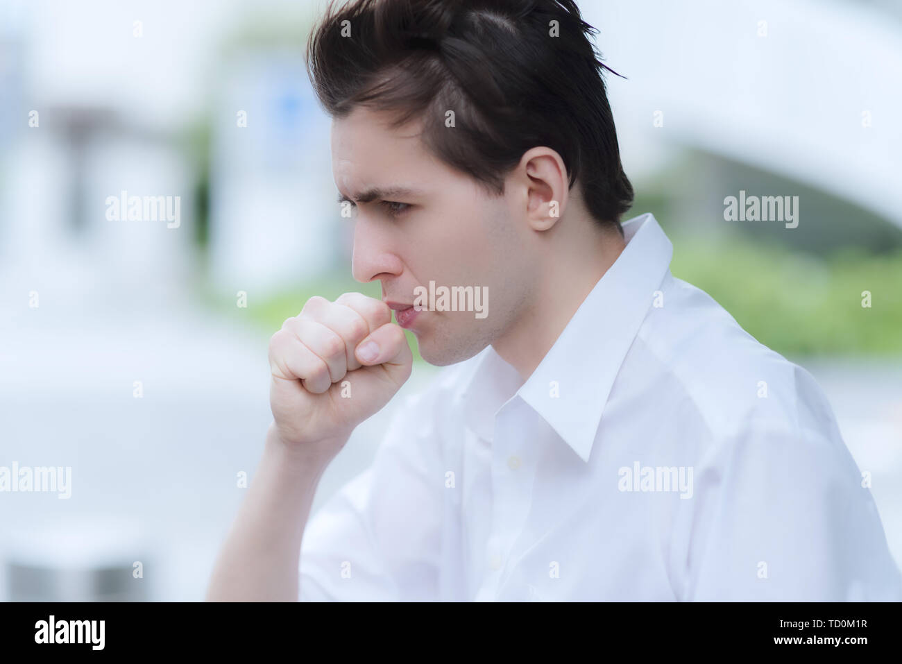 Der Mensch ist in einem Husten durch Pollen Allergie verursacht Stockfoto