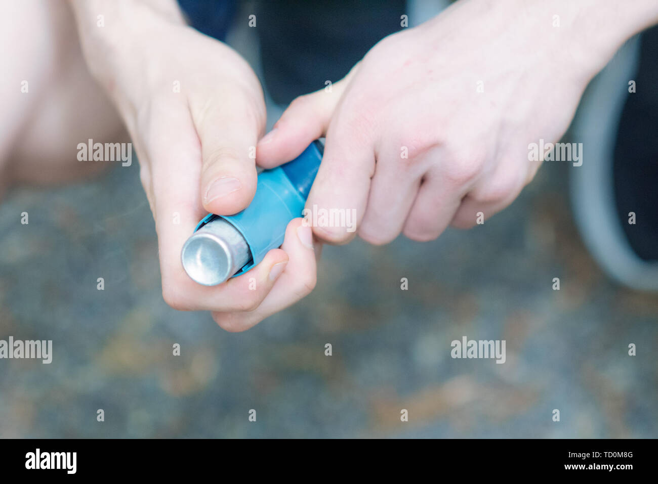 Asthma Tiermedizin Inhalator holded durch zwei Hände eines Mannes Stockfoto