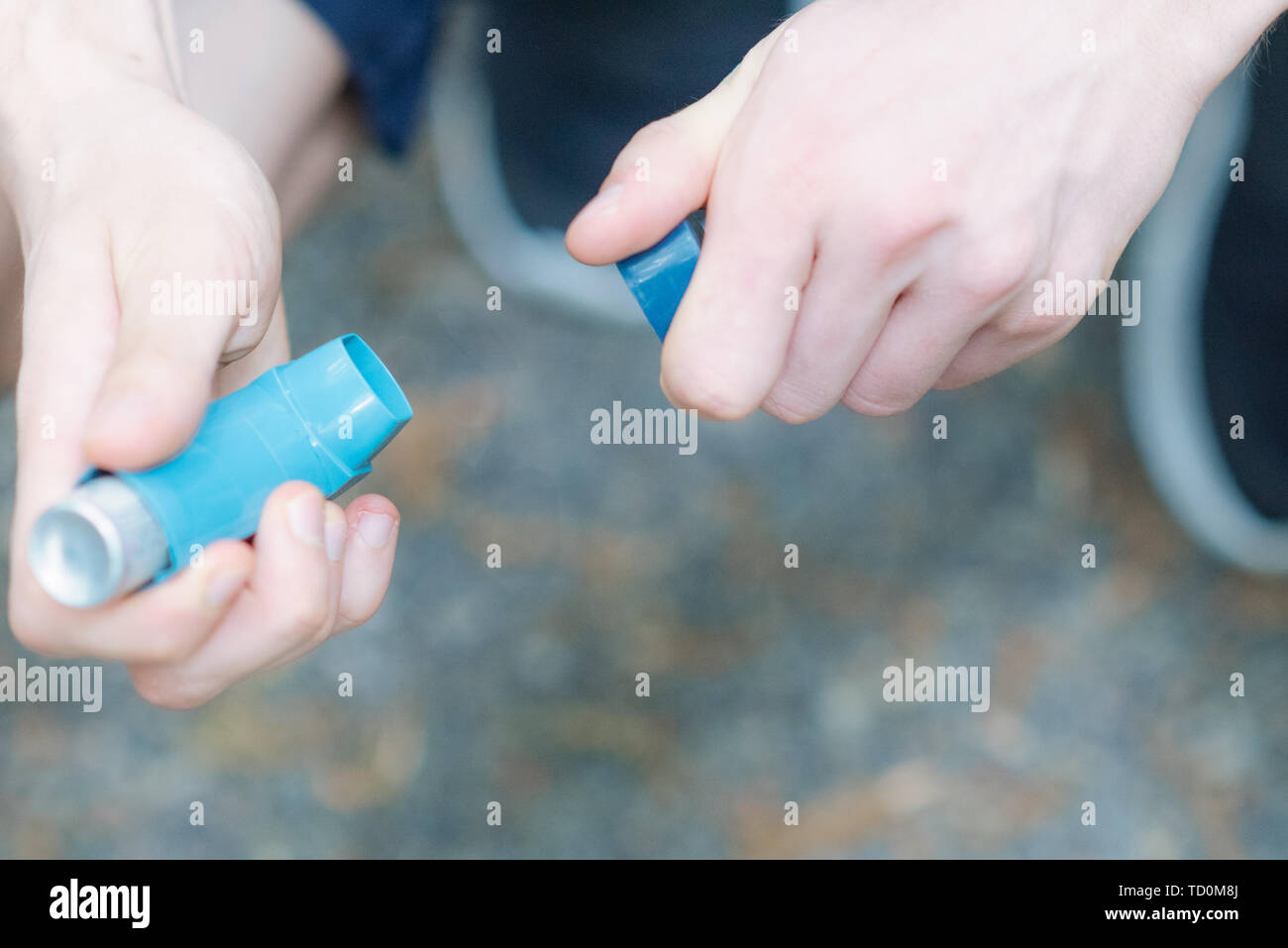 Asthma Tiermedizin Inhalator holded durch zwei Hände eines Mannes Stockfoto