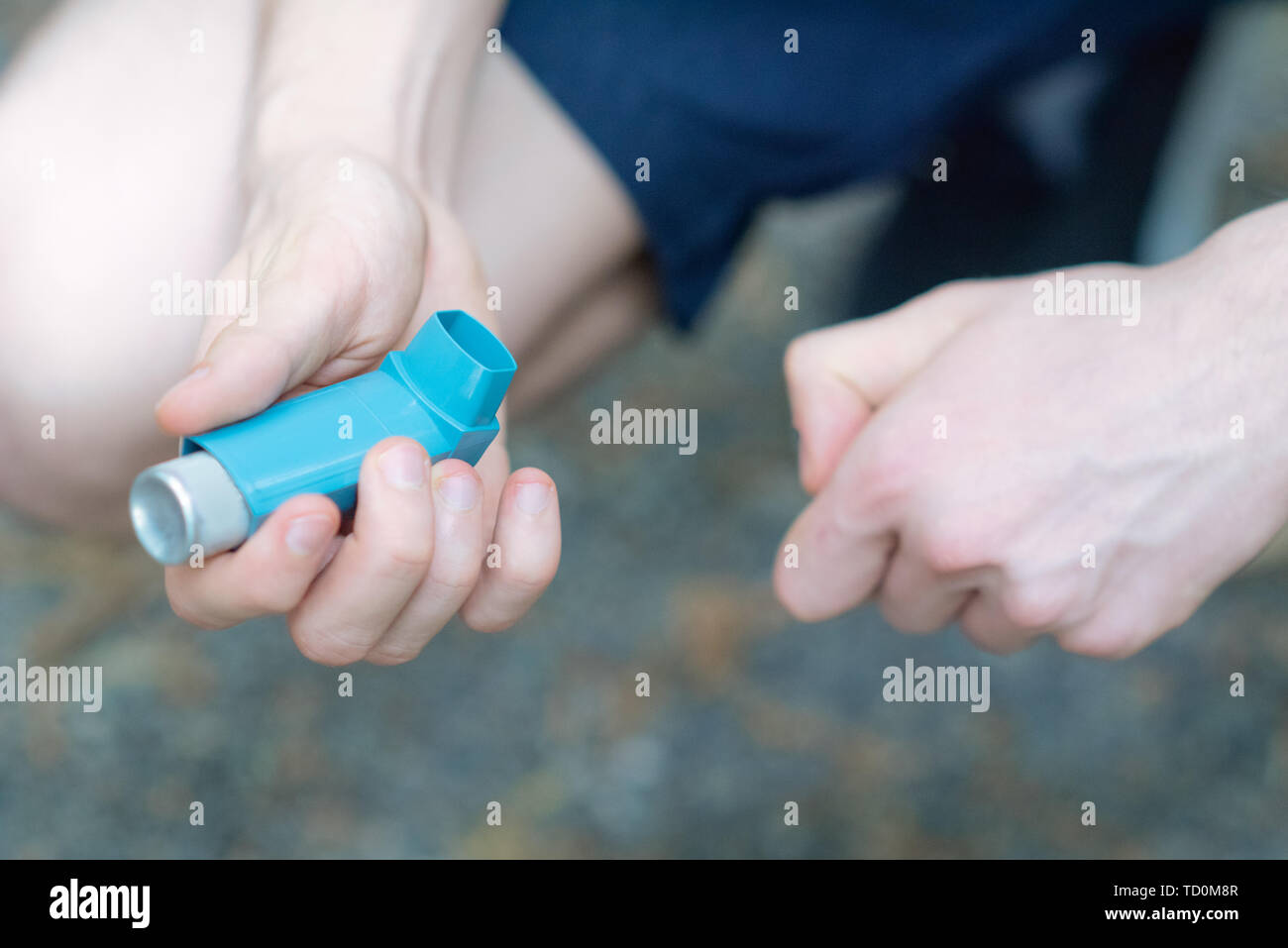 Asthma Tiermedizin Inhalator holded durch zwei Hände eines Mannes Stockfoto
