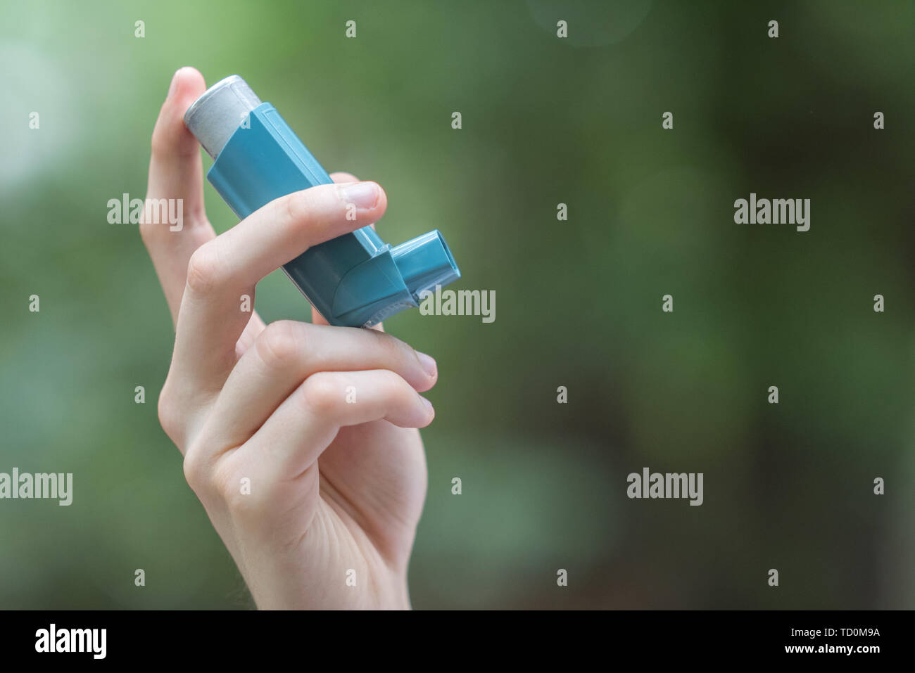 Asthma Tiermedizin Inhalator holded, die von einem Mann Stockfoto
