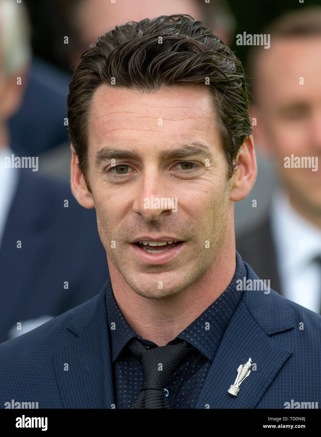 Gewinnende Fahrer Simon Pagenaud hört als Präsidenten der Vereinigten Staaten Donald J. Trumpf macht Erläuterungen Begrüßung der 103 Indianapolis 500 Champions: Team Penske, im Süden Rasen des Weißen Hauses in Washington, DC am Montag, 10. Juni 2019. Der Präsident nahm einige Fragen über den Handel, Mexiko, und Tarife gegen China. Credit: Ron Sachs/CNP | Verwendung weltweit Stockfoto