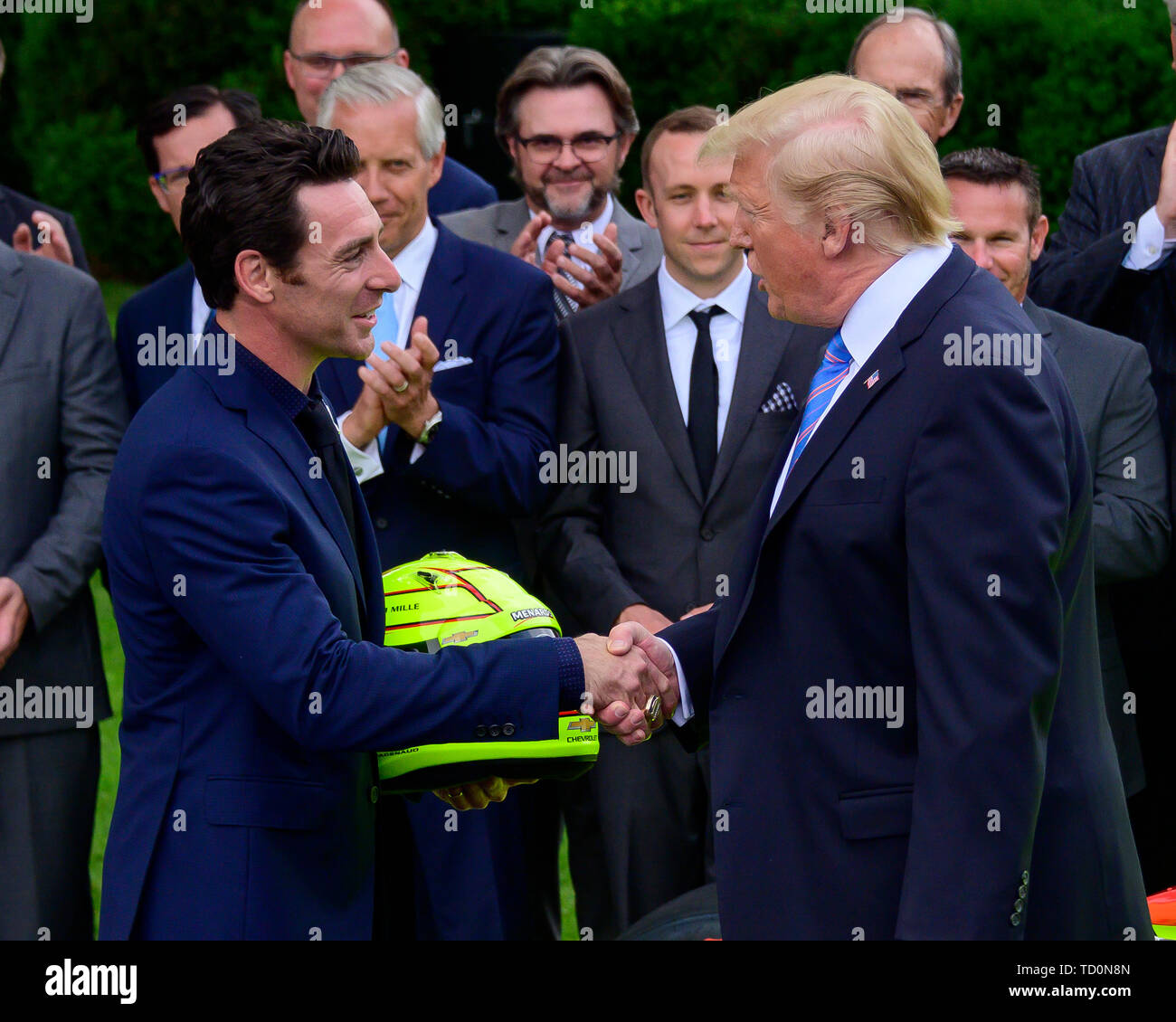 Präsidenten der Vereinigten Staaten Donald J. Trumpf, rechts, schüttelt Hände mit Gewinnende Fahrer Simon Pagenaud, Links, als er grüßt der 103 Indianapolis 500 Champions: Team Penske, im Süden Rasen des Weißen Hauses in Washington, DC am Montag, 10. Juni 2019. Der Präsident nahm einige Fragen über den Handel, Mexiko, und Tarife gegen China. Credit: Ron Sachs/CNP | Verwendung weltweit Stockfoto