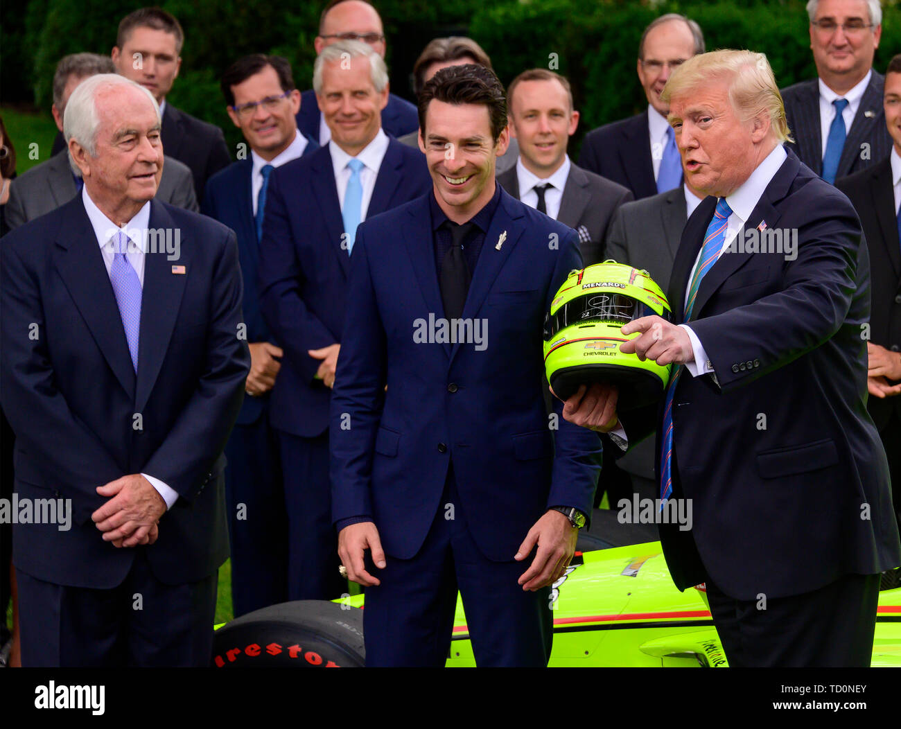 Präsidenten der Vereinigten Staaten Donald J. Trumpf, rechts, Gewinnende Fahrer Simon Pagenaud, Mitte und Roger Penske, Links, als der Präsident begrüßt die 103 Indianapolis 500 Champions: Team Penske, im Süden Rasen des Weißen Hauses in Washington, DC am Montag, 10. Juni 2019. Der Präsident nahm einige Fragen über den Handel, Mexiko, und Tarife gegen China. Credit: Ron Sachs/CNP/MediaPunch Stockfoto