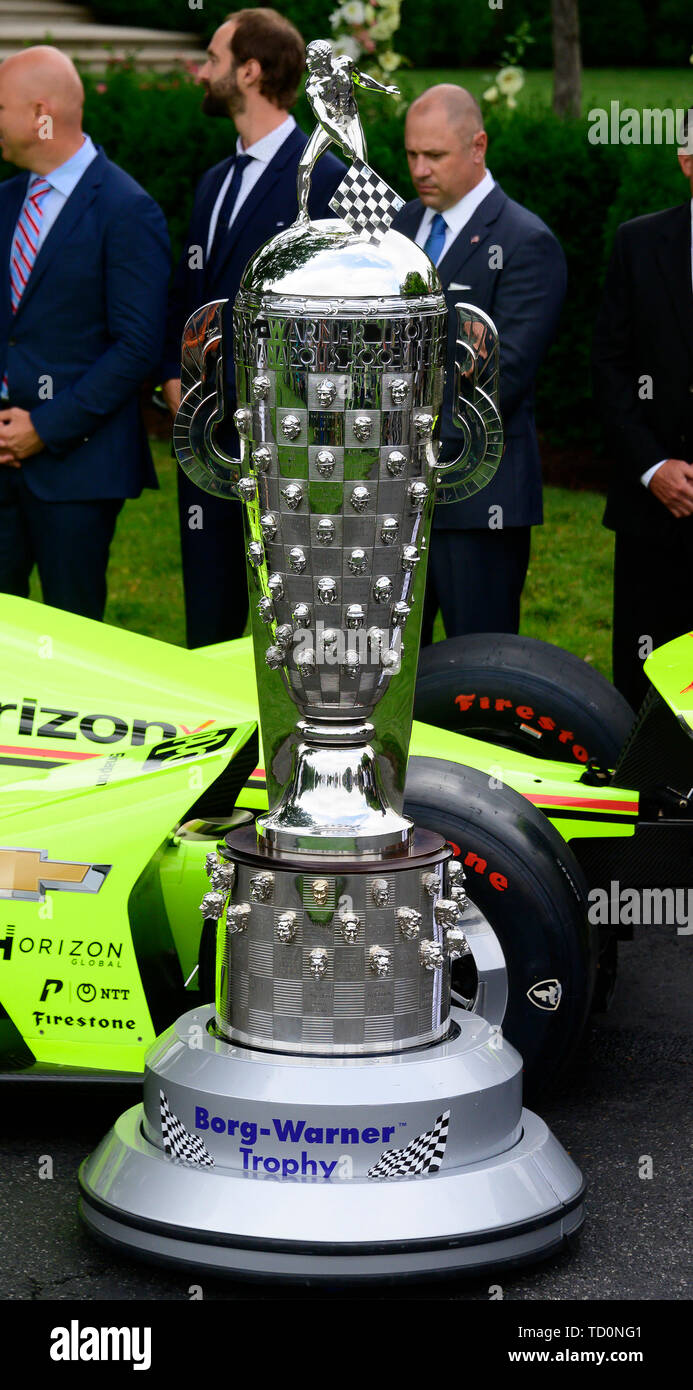 Borg-Warner-Trophäe vor dem Präsidenten der Vereinigten Staaten Donald J. Trumpf Begrüßung der 103 Indianapolis 500 Champions: Team Penske, im Süden Rasen des Weißen Hauses in Washington, DC am Montag, 10. Juni 2019. Der Präsident nahm einige Fragen über den Handel, Mexiko, und Tarife gegen China. Credit: Ron Sachs/CNP/MediaPunch Stockfoto