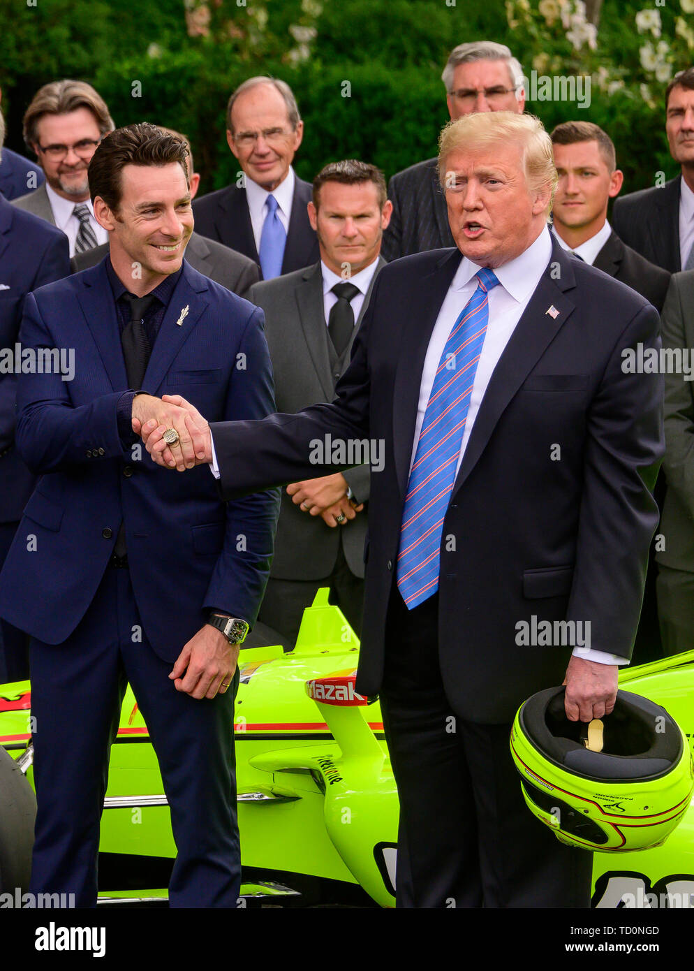 Präsidenten der Vereinigten Staaten Donald J. Trumpf, rechts, schüttelt Hände mit Gewinnende Fahrer Simon Pagenaud, Links, als er grüßt der 103 Indianapolis 500 Champions: Team Penske, im Süden Rasen des Weißen Hauses in Washington, DC am Montag, 10. Juni 2019. Der Präsident nahm einige Fragen über den Handel, Mexiko, und Tarife gegen China. Credit: Ron Sachs/CNP/MediaPunch Stockfoto