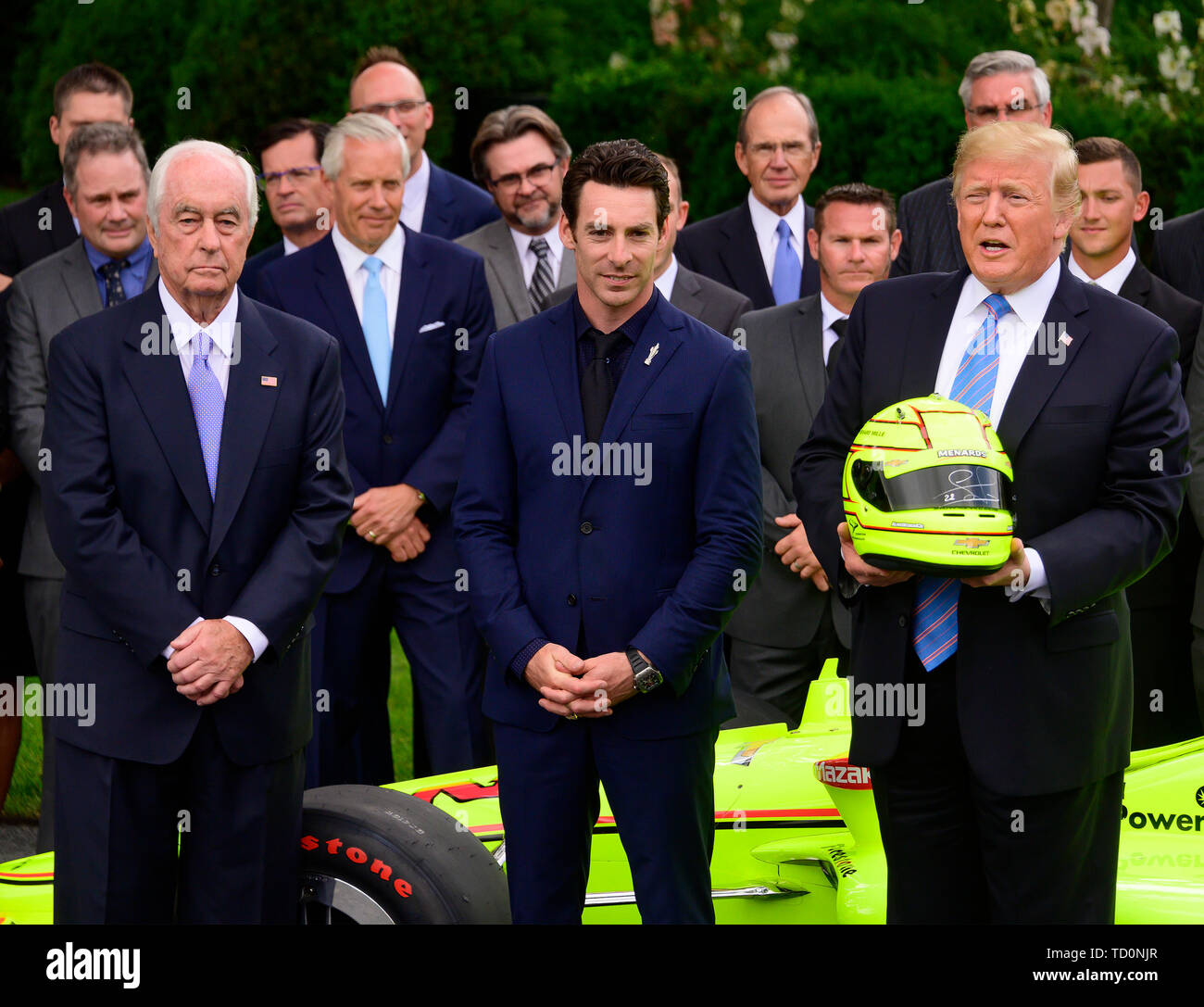 Präsidenten der Vereinigten Staaten Donald J. Trumpf, rechts, Gewinnende Fahrer Simon Pagenaud, Mitte und Roger Penske, Links, als der Präsident begrüßt die 103 Indianapolis 500 Champions: Team Penske, im Süden Rasen des Weißen Hauses in Washington, DC am Montag, 10. Juni 2019. Der Präsident nahm einige Fragen über den Handel, Mexiko, und Tarife gegen China. Credit: Ron Sachs/CNP/MediaPunch Stockfoto