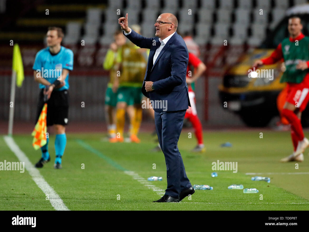 Belgrad, Serbien. 10 Juni, 2019. Litauens Trainer Valdas Urbonas Gesten während der Europameisterschaft 2020 qualifizieren Fußballspiel zwischen Serbien und Litauen in Belgrad, Serbien, am 10. Juni 2019. Serbien gewann 4-1. Credit: Predrag Milosavljevic/Xinhua/Alamy leben Nachrichten Stockfoto