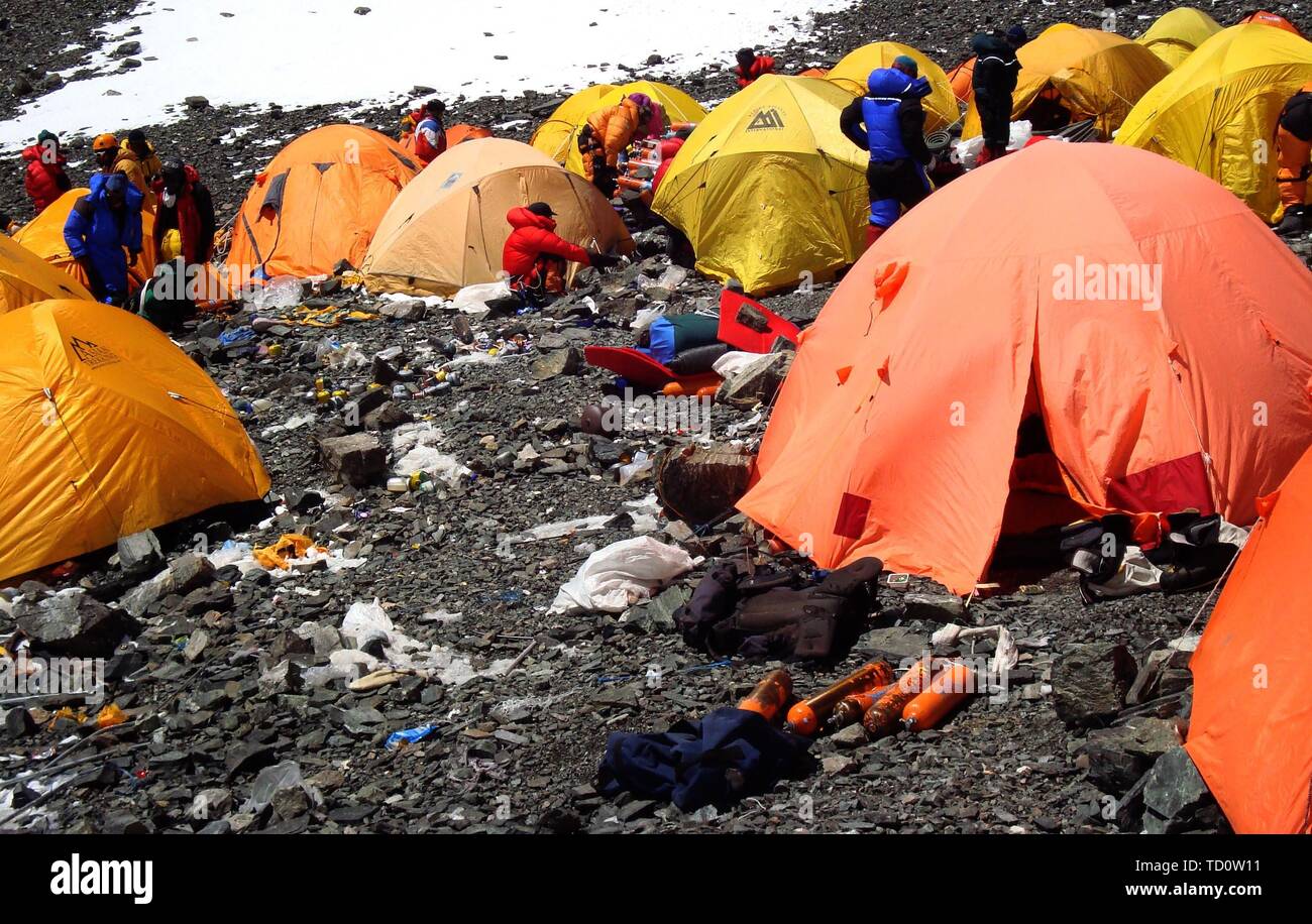 (190611) - Peking, 11. Juni 2019 (Xinhua) - Foto am 12. März 2008 zeigt Camps genommen und entsorgt Abfälle in Sagarmatha (Mt. Qomolangma) Nationalpark in Nepal. (Xinhua/SPCC) Stockfoto