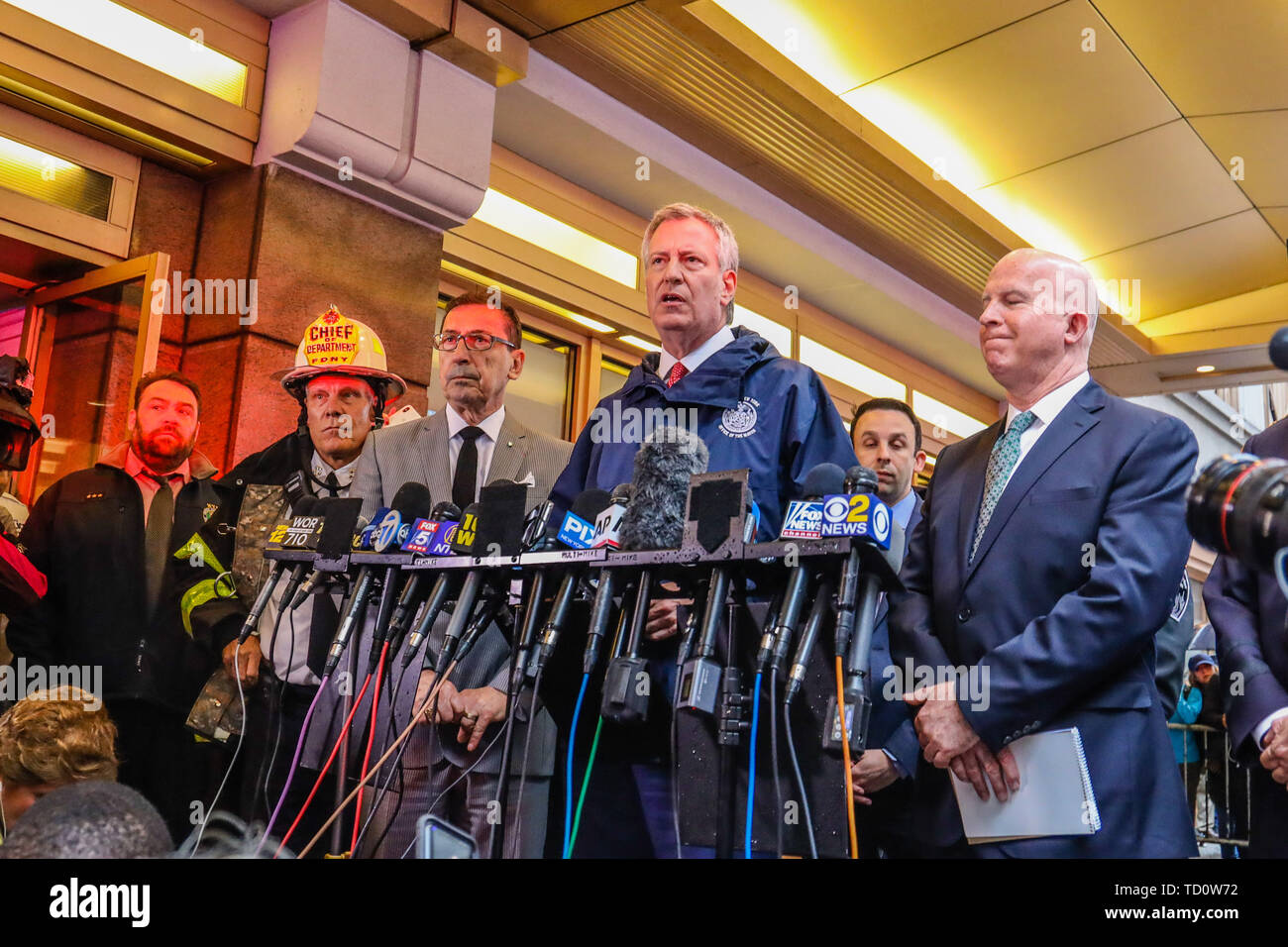 New York, Vereinigte Staaten. 10 Juni, 2019. Bürgermeister Bill De Blasio und James O'Neill (NYPD) während einer Pressekonferenz über die Hubschrauber, eine Notlandung gemacht und fing Feuer am Nachmittag (10) Auf einem Gebäude an der 7th Avenue in Manhattan zu sprechen. Eine Person starb, New York Behörden davon ausgingen das Opfer der Pilot des Flugzeugs, die nicht Fahrgäste befördern. Niemand im Gebäude oder auf dem Boden wurde verletzt. (Foto: WILLIAM VOLCOV/BRASILIEN FOTO PRESSE) Credit: Brasilien Foto Presse/Alamy leben Nachrichten Stockfoto
