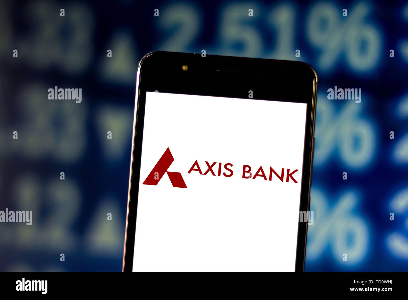 Brasilien. 10 Juni, 2019. In diesem Foto, Bild a Axis Bank Logo wird auf dem Smartphone angezeigt. Credit: Rafael Henrique/SOPA Images/ZUMA Draht/Alamy leben Nachrichten Stockfoto