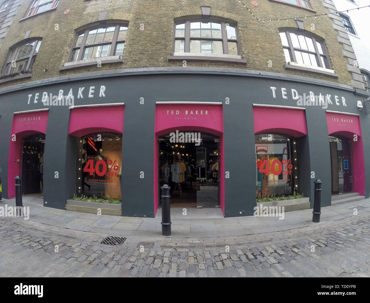 London, Großbritannien. 11. Juni 2019. Das Äußere des Ted Baker Clothing Store in Covent Garden. Das Unternehmen hat eine Gewinnwarnung herausgegeben, und erwartete Gewinne vor Steuern von 50 Millionen £ £ 60 Mio. für das Jahr auf Januar 2020, die Schuld der harte Wettbewerb und sinkende Konsumausgaben. Analysten hatten einen Gewinn von über £ 70 m erwartet. Credit: Stephen Chung/Alamy leben Nachrichten Stockfoto