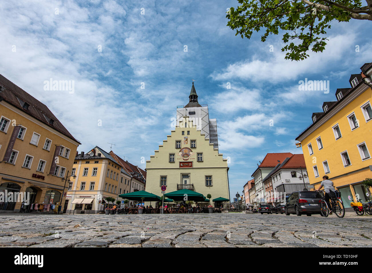 Deggendorf, Deutschland. 11 Juni, 2019. Eine digitale Anzeige der Uhrzeit hängt am Rathaus turm auf dem Stadtplatz. Da das Alte Rathaus eingeschlossen war, die Uhr der Turm hat auch versteckt. Bis voraussichtlich Mitte Juli, zwei LED-Panels über dem Gerüst wird die Zeit angezeigt. Foto: Armin Weigel/dpa/Alamy leben Nachrichten Stockfoto