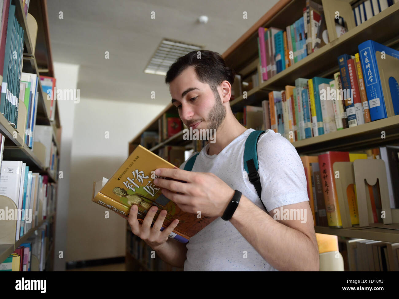(190611) - XI'AN, 11. Juni 2019 (Xinhua) - Aushev Djamaleil liest ein Buch an der Schule Bibliothek in Shaanxi Universität der Chinesischen Medizin im Nordwesten der chinesischen Provinz Shaanxi, 10. Juni 2019. Aushev Djamaleil, eine Kasachische Studenten von der Schule der internationale Ausbildung in Shaanxi Universität der chinesischen Medizin, hat fast sein grundstudium in der Akupunktur und Moxibustion und Massage beendet, und wird seinen Master in der gleichen major verfolgen. Er will die Traditionelle Chinesische Medizin, durch seine Bemühungen, mehr Patienten in seinem Heimatland angewendet werden können. Insgesamt 121 Schüler aus Stockfoto