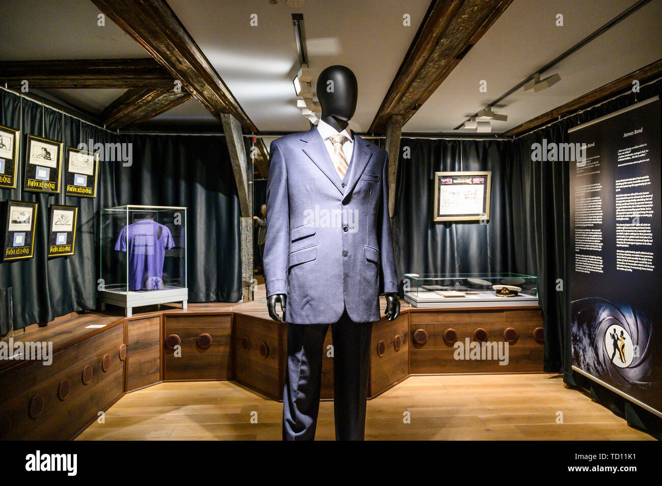 Hameln, Deutschland. 11 Juni, 2019. Eine Klage von Pierce Brosnan aus dem Film "GoldenEye" (1995) ist in der Ausstellung "James Bond gezeigt. Die Macht der Verführung" im Museum Hameln ausgestellt. Die Ausstellung wird ab dem 12. Juni 2019 bis 10. Mai 2020 laufen. Credit: Christophe Kirschtorte/dpa/Alamy leben Nachrichten Stockfoto