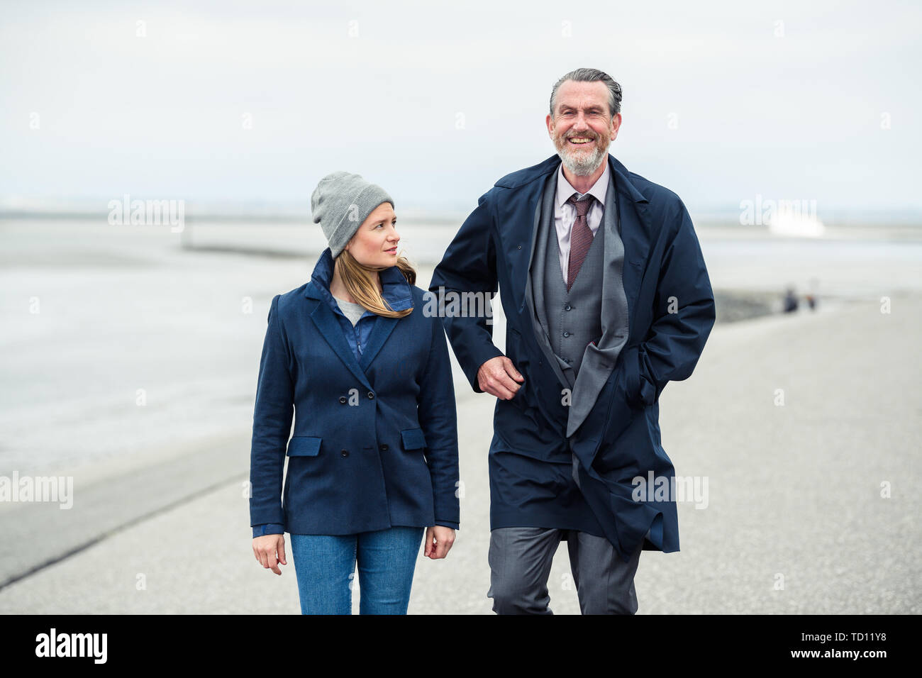 Norddeich, Deutschland. 11 Juni, 2019. Julia Jentsch (als Ann Kathrin Klaasen) und Kai Märtens (als Ubbo Heide) sind auf dem Deich in der Presse Datum für den Samstag Krimi 'Ostfriesengrab'. Der vierte Film im Ostfriesland Kriminalität Serie basiert auf dem gleichnamigen Roman von Klaus-Peter Wolf (über die dpa erfolgreicher Autor Klaus-Peter Wolf bietet Material für neuen ZDF-Krimi'). Credit: mohssen Assanimoghaddam/dpa/Alamy leben Nachrichten Stockfoto