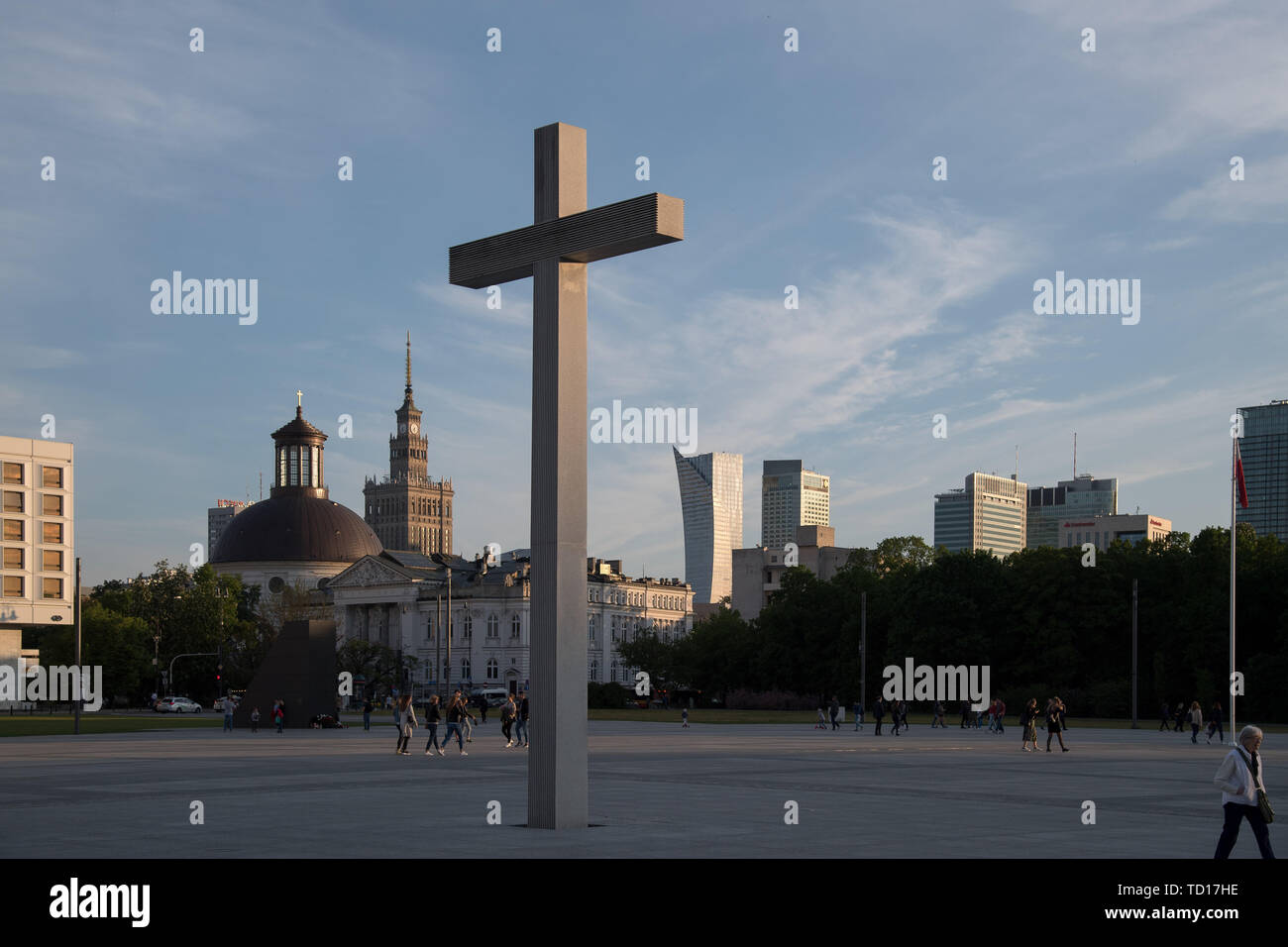 Kreuz markiert ein Besuch von Papst Johannes Paul II. in 1979 über Jozef Pilsudski Platz, Palast der Wissenschaft und Kultur in Warschau, Polen. 17. Mai 2019 © wojciech Stockfoto