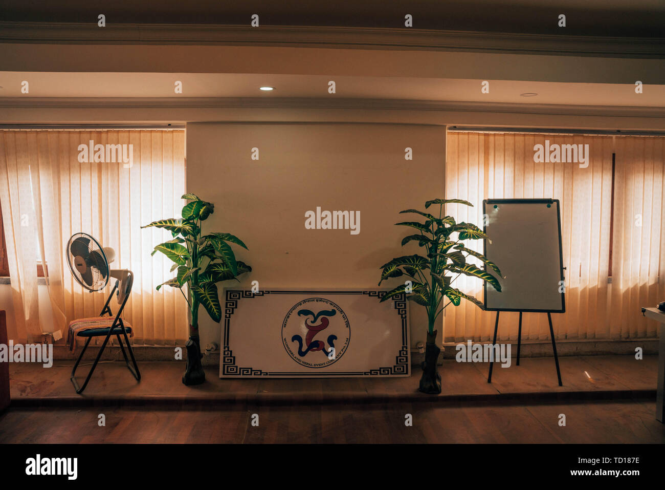 Zimmer, Möbel, Stühle, Tische, Innenausbau, Bestuhlung, Windows, Wohnen, Haus, Beleuchtung, Innenausstattung, Haus, Boden, Holz, Sofa, Innenarchitektur, leer, Appartement, Restaurant, Picture Frame Stockfoto