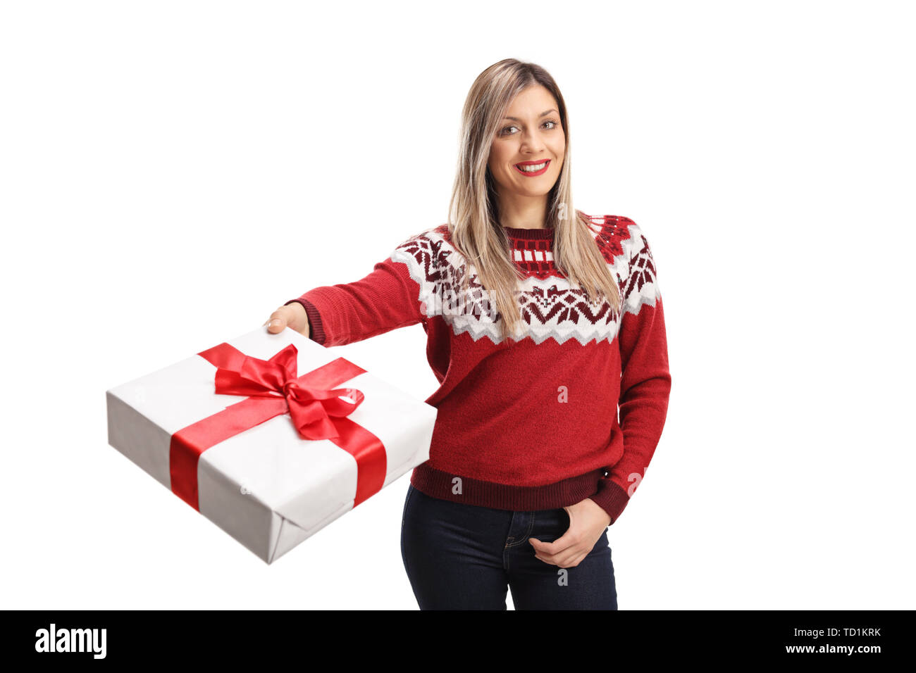 Junge fröhliche Frau trägt einen roten Pullover und eine auf weißem Hintergrund Stockfoto