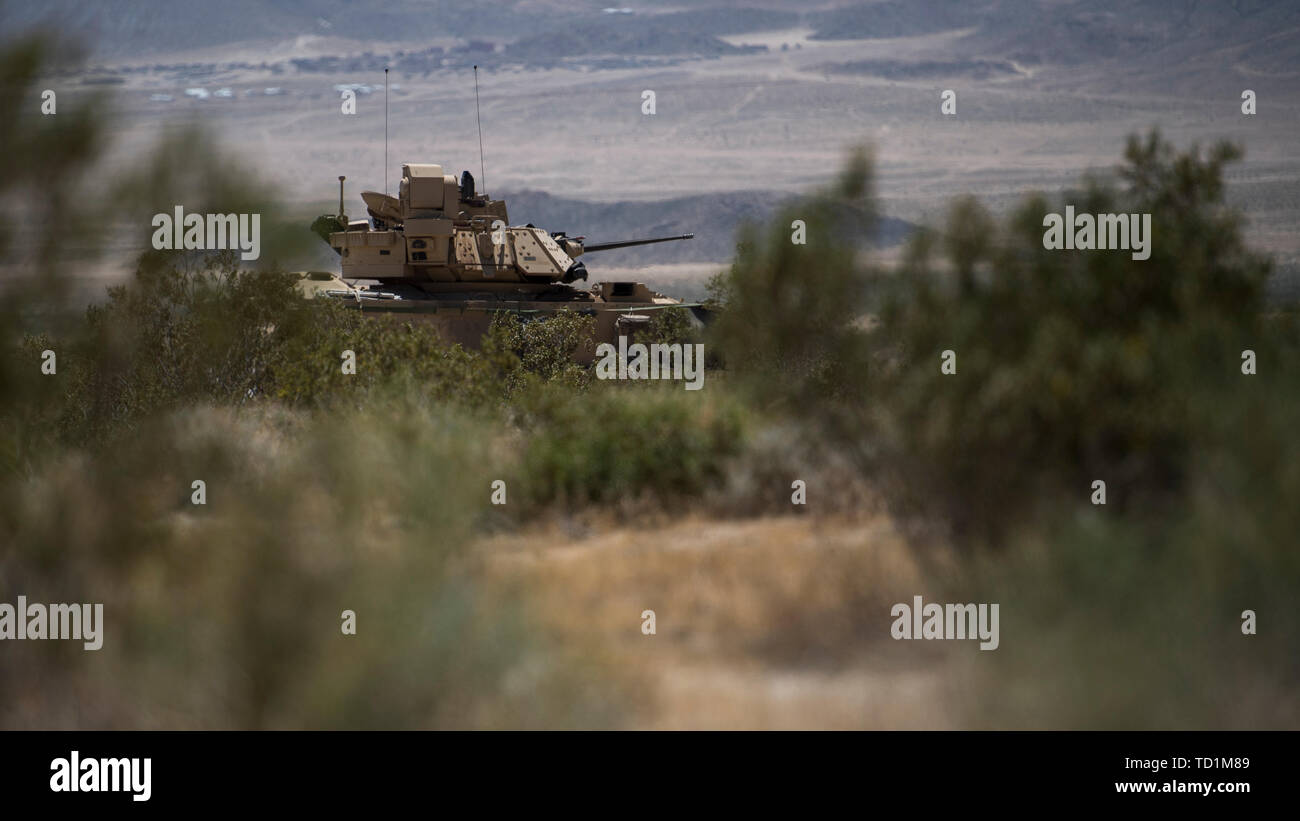 Eine M3A2 Bradley Fighting Fahrzeug, von 3 Bataillon der Oklahoma Army National Guard, 116 Cavalry Regiment, 116 Cavalry Brigade Combat Team und bietet Sicherheit für taktische Operationen der Einheit während einer Nationalen Training Center Rotation in Fort Irwin, Kalifornien, 5. Juni 2019. Die Bradley ist ein schützenpanzer wird demontiert Infanterie Soldaten in der Nähe von feindlichen Truppen zu manövrieren. (U.S. Air National Guard Foto von Master Sgt. Joshua C. Allmaras) Stockfoto