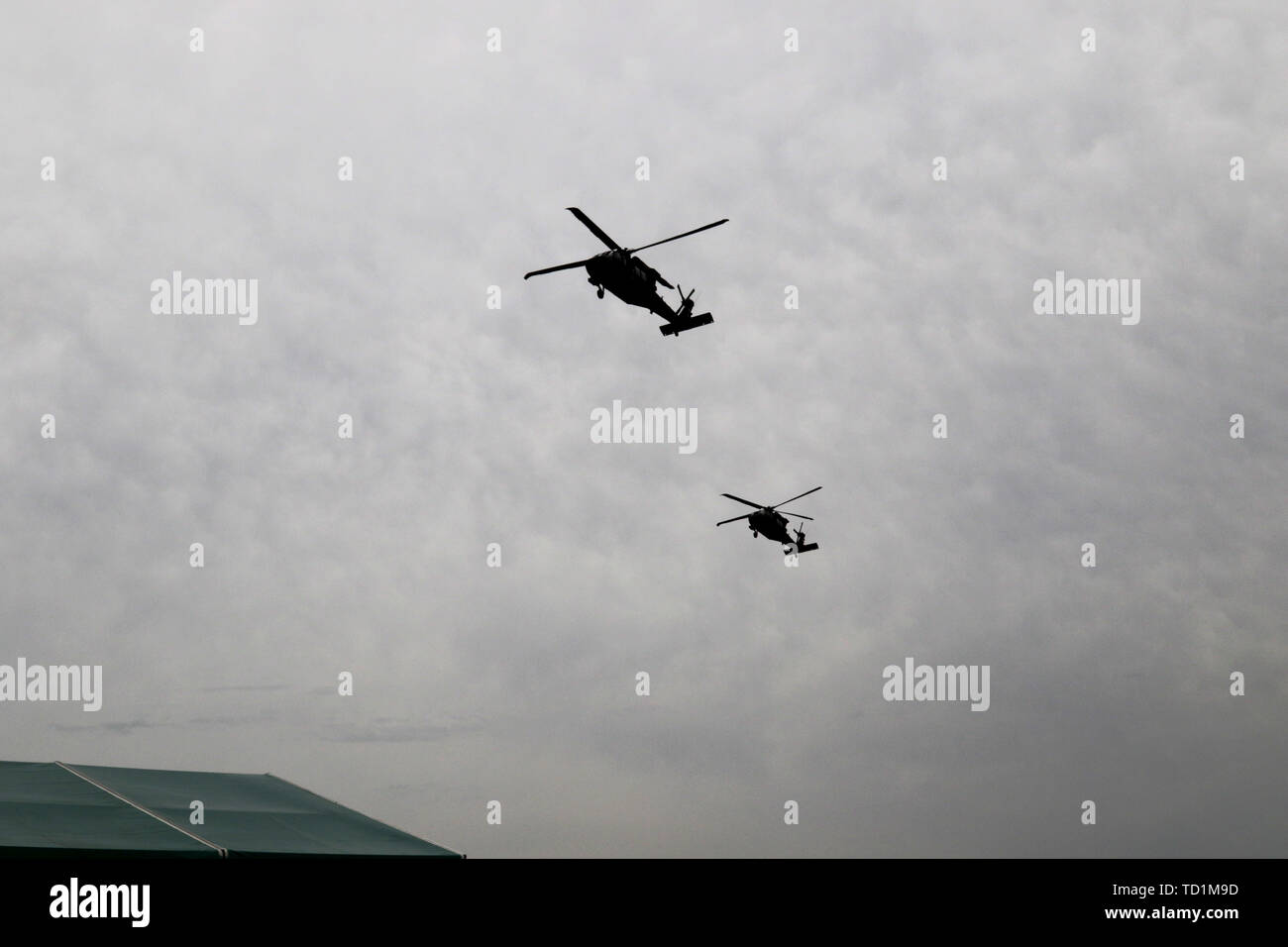 Zwei Ohio Army National Guard UH-60M Black Hawk Hubschraubern Durchführen einer militärischen Überflug, signalisiert den Start in die Honoree Zeremonie an der Memorial Turnier 29. Mai 2019, in Muirfield Village Golf Club in Dublin, Ohio. LPGA Tour legende Judy Rankin wurde für ihre Hall of Fame Karriere, LPGA Spieler des Jahres und LPGA Tour Geld Gewinner (1976-77) enthalten und werden die erste weibliche golf Fernsehenansager geehrt. Stockfoto