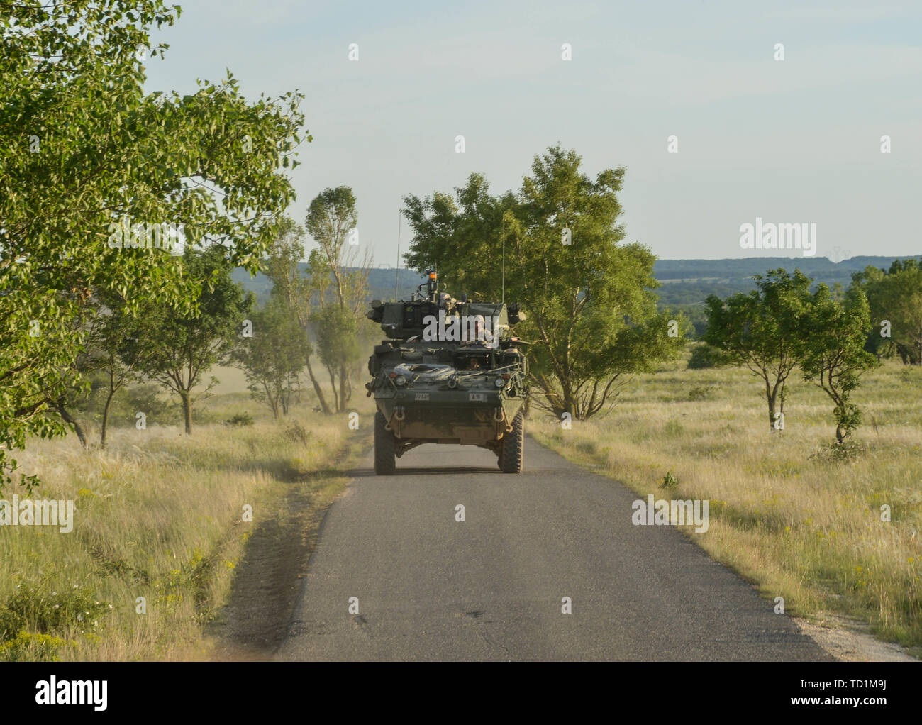 Der US-Armee 30 mm Kanone Stryker Infantry Carrier Vehicle - Dragoner zu Apache Truppe, 1.Staffel, 2d-Cavalry Regiment zugeordnet, Laufwerke, die mit dem Bereich Schulungen für eine Live Fire Übung während der multinationale Übung, Sabre Guardian 2019, Varpalota, Ungarn, 3. Juni 2019. SG 19 ist eine Übung, die entworfen ist, um gemeinsame kombinierte Interoperabilität zwischen Bulgarien, Rumänien und Ungarn zu verbessern. (Us-Foto von Pfc. Denice Lopez, Schulung Support Activity Europa) Stockfoto