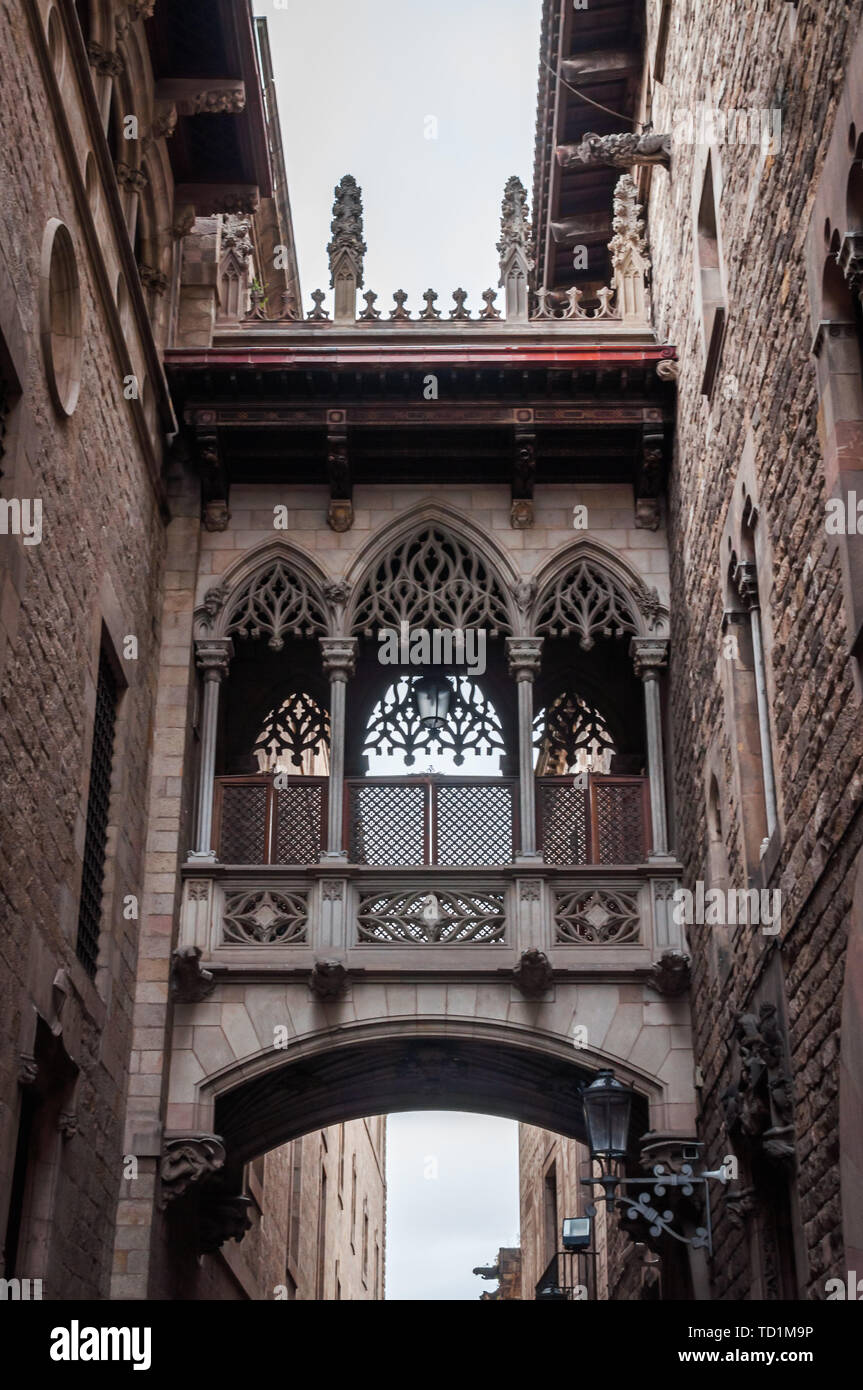 Die Brücke von Carrer del Bisbe, der Klon von der Seufzerbrücke von Venedig, im Herzen des gotischen Viertels von Barcelona Stockfoto