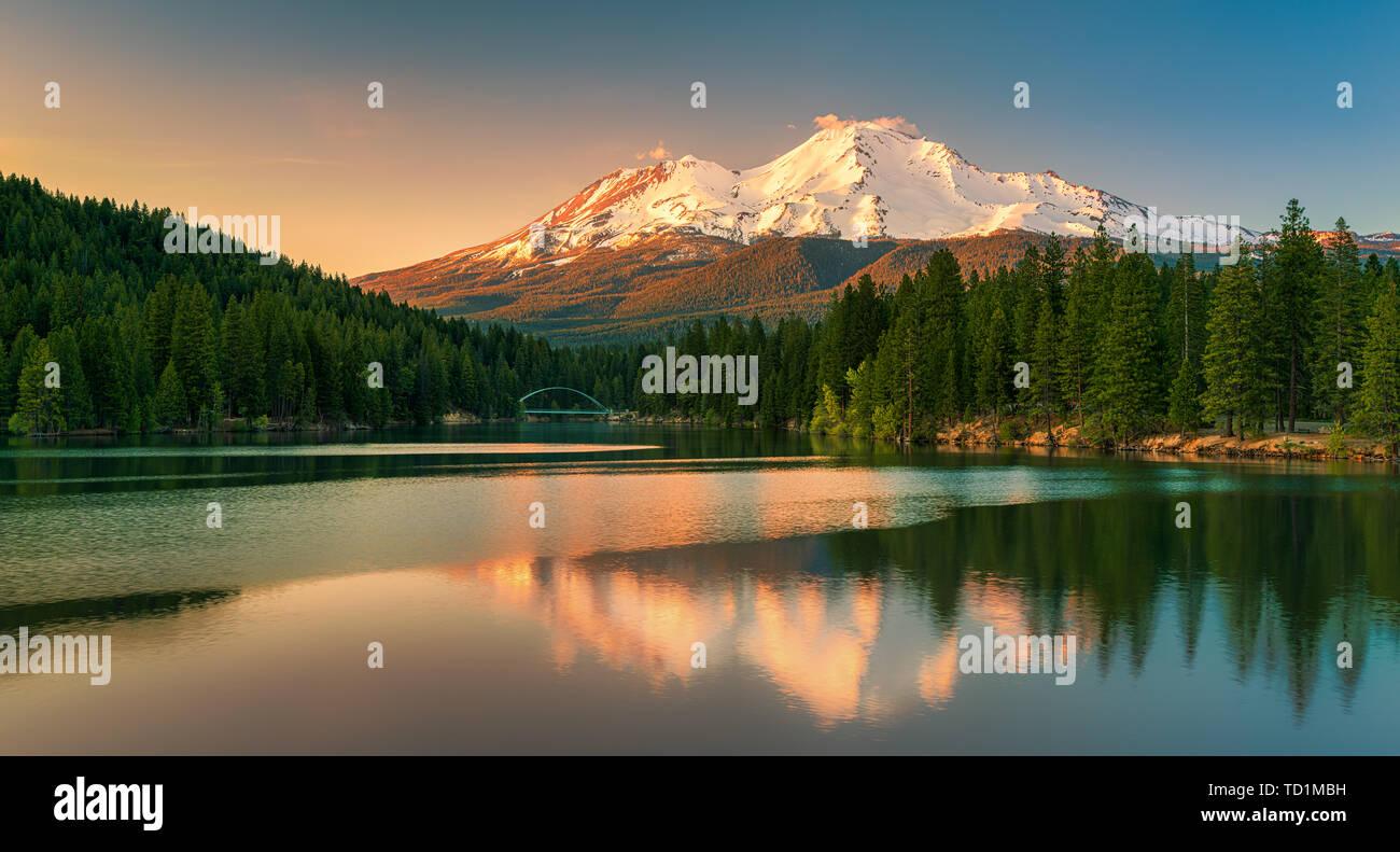 Blick auf Mount Shasta (vom See Siskiyou). Mount Shasta ist ein Vulkan am südlichen Ende der Cascade Range in Siskiyou County, Kalifornien. Am Eleva Stockfoto