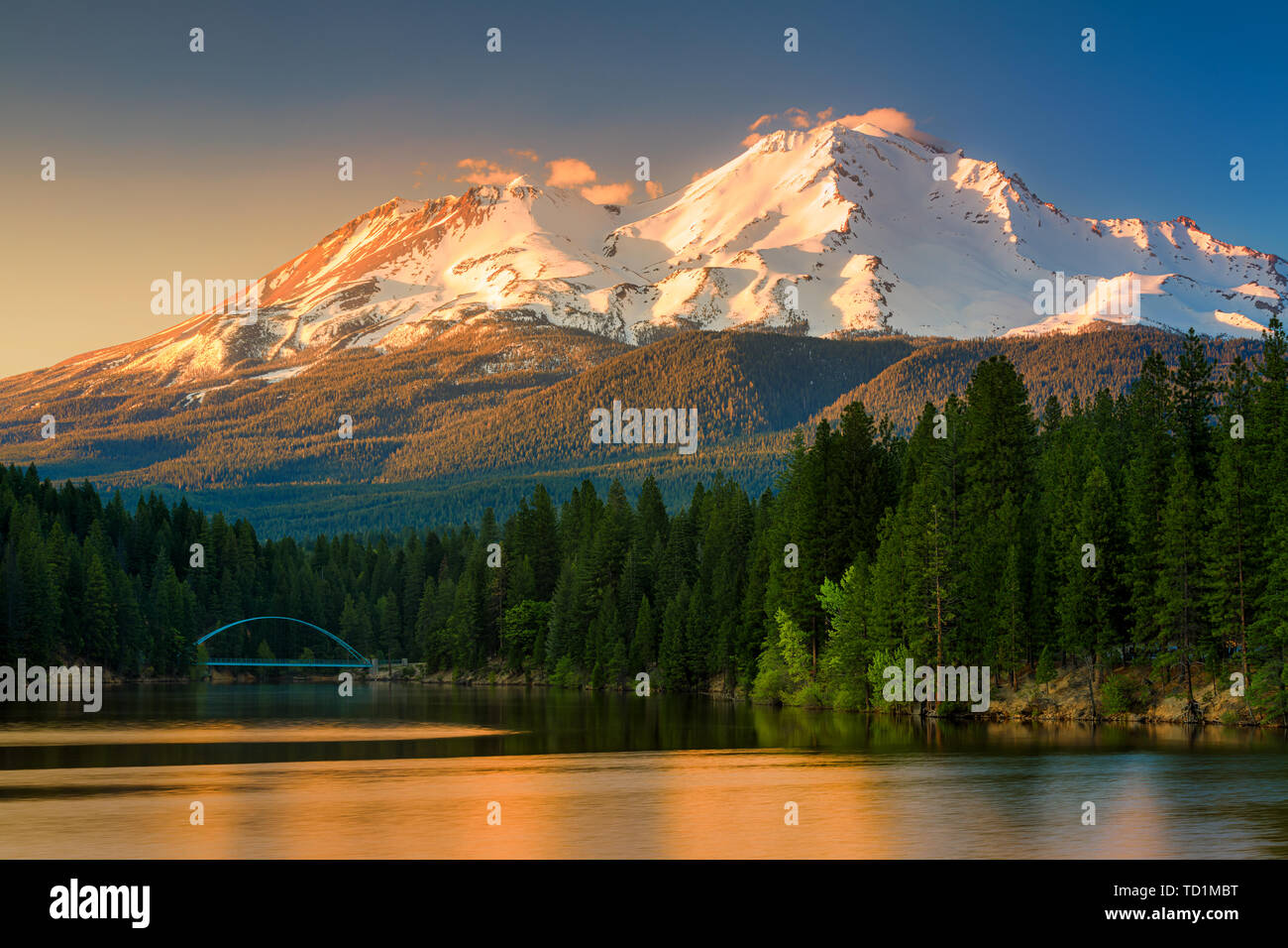 Blick auf Mount Shasta (vom See Siskiyou). Mount Shasta ist ein Vulkan am südlichen Ende der Cascade Range in Siskiyou County, Kalifornien. Am Eleva Stockfoto