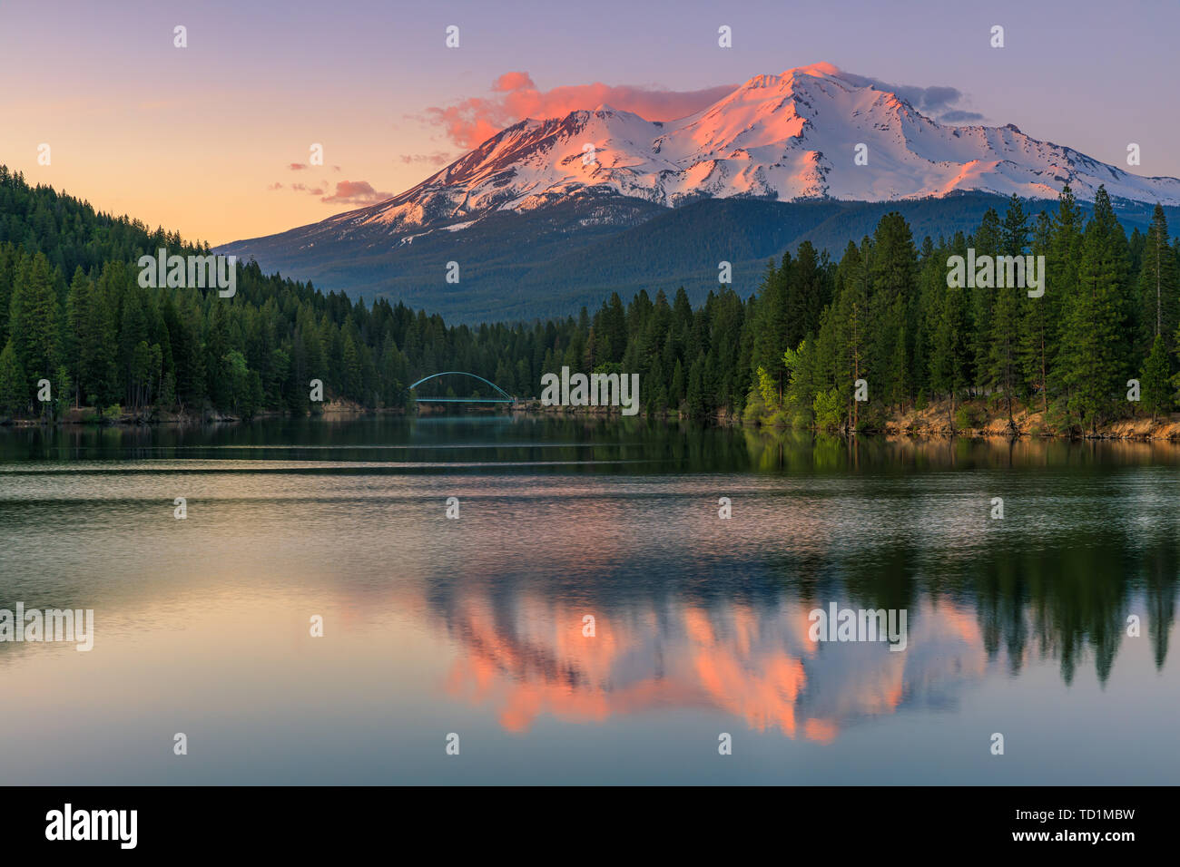 Blick auf Mount Shasta (vom See Siskiyou). Mount Shasta ist ein Vulkan am südlichen Ende der Cascade Range in Siskiyou County, Kalifornien. Am Eleva Stockfoto