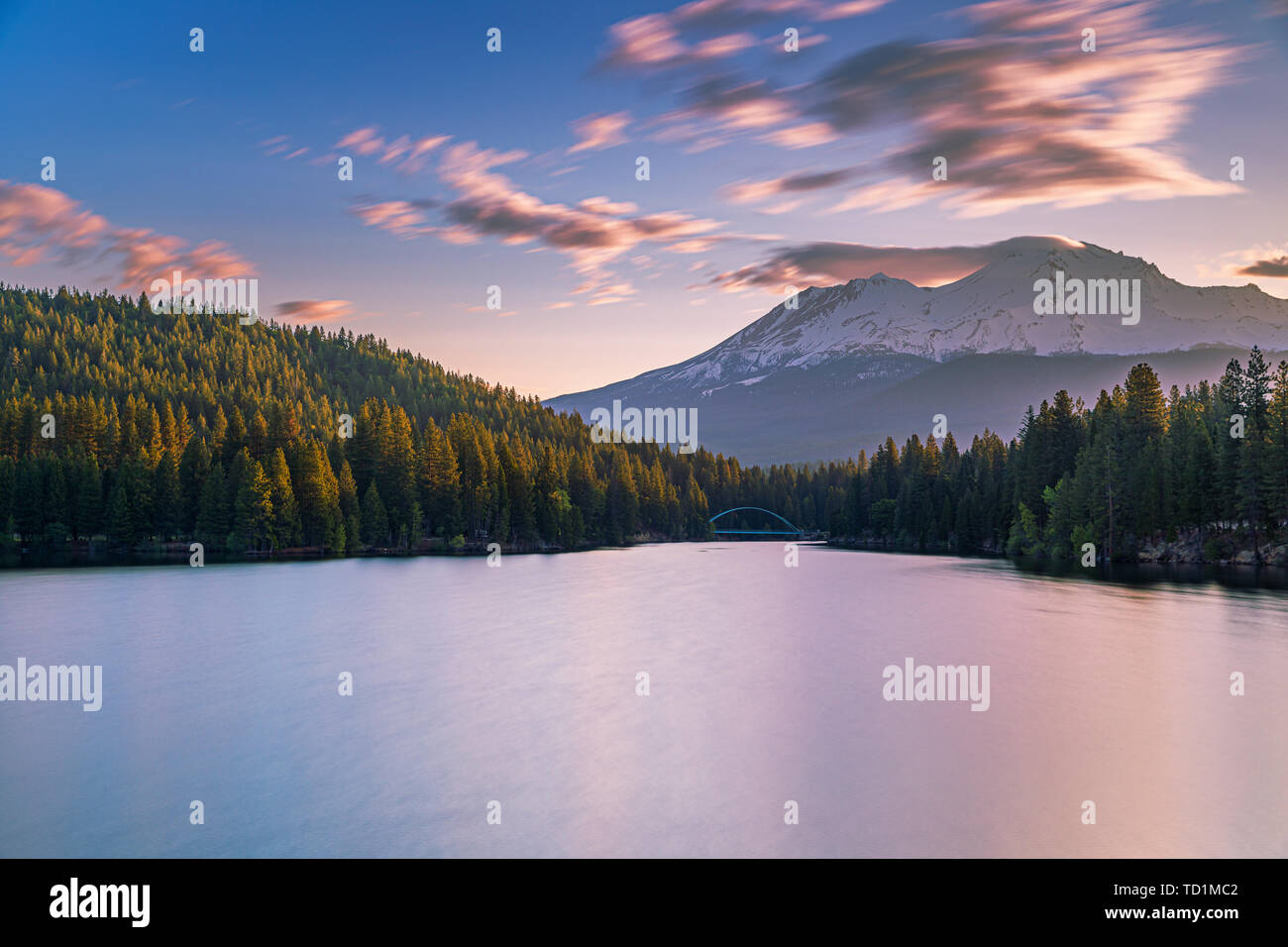 Blick auf Mount Shasta (vom See Siskiyou). Mount Shasta ist ein Vulkan am südlichen Ende der Cascade Range in Siskiyou County, Kalifornien. Am Eleva Stockfoto