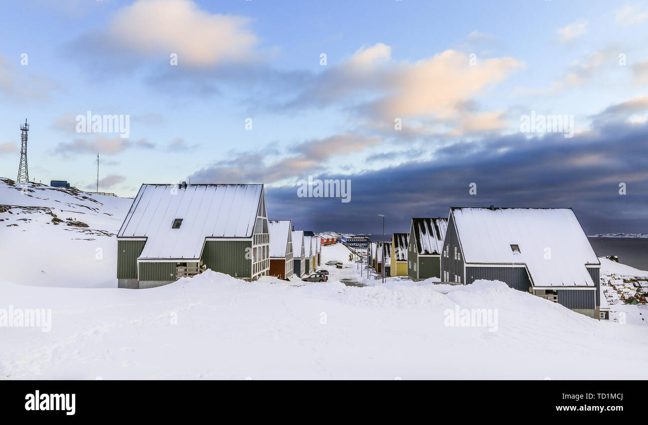 Straße voller Schnee mit bunten Inuit Häuser in der arktischen Stadt Nuuk, Grönland Stockfoto
