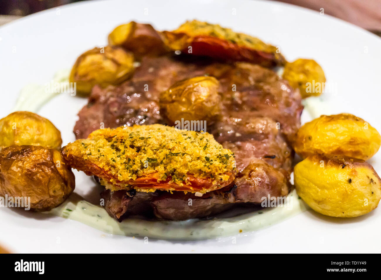 Spanferkel mit gebackenen Tomaten und Kartoffeln, La Sberla Bistrot, Bologna, Emilia-Romagna, Italien Stockfoto