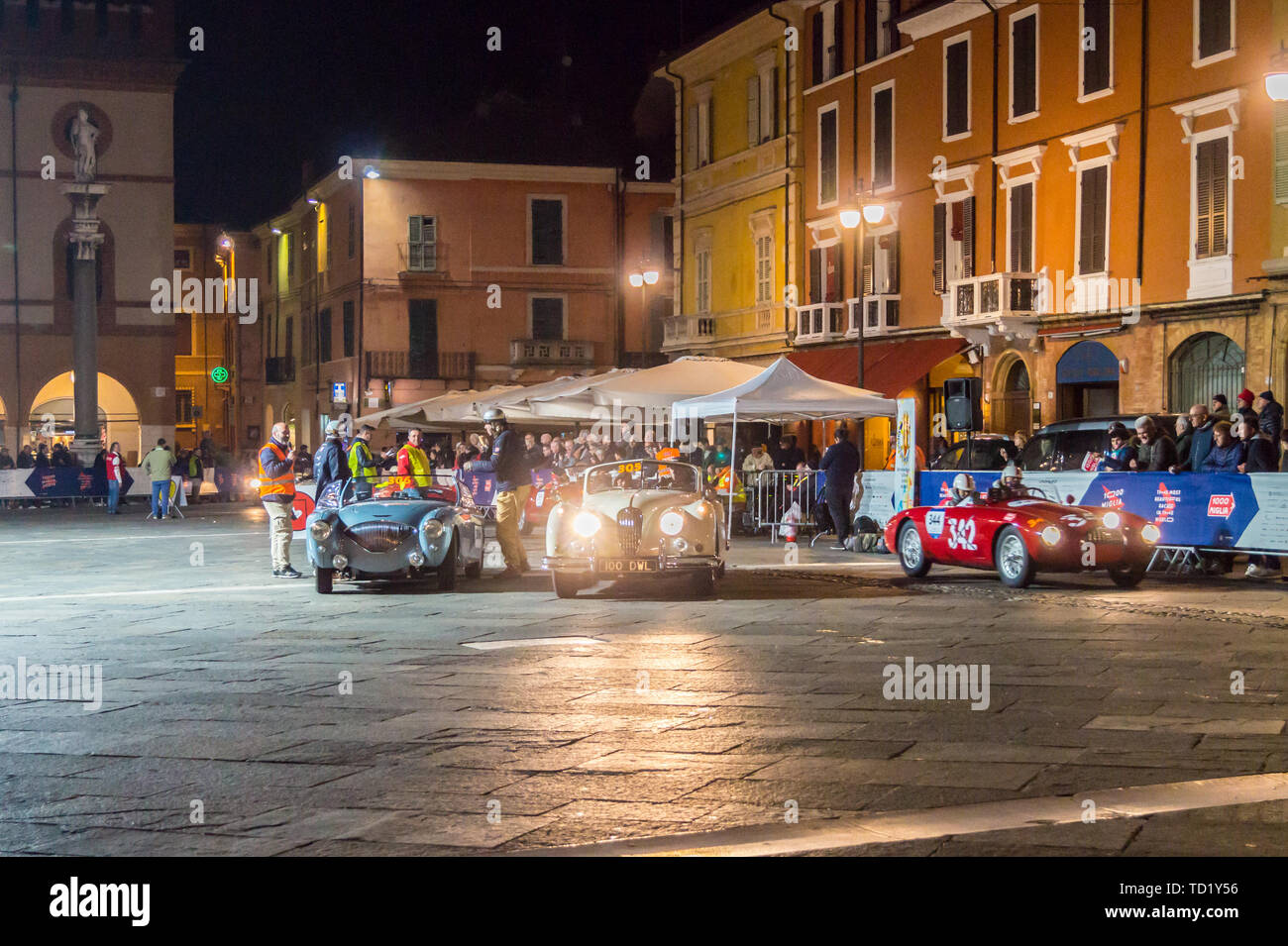 Austin-Healey 100/4, Jaguar XK 140 und Osca MT4 1100, Mille Miglia Oldtimer Rallye, Piazza del Popolo, Ravenna, Emilia-Romagna, Italien Stockfoto