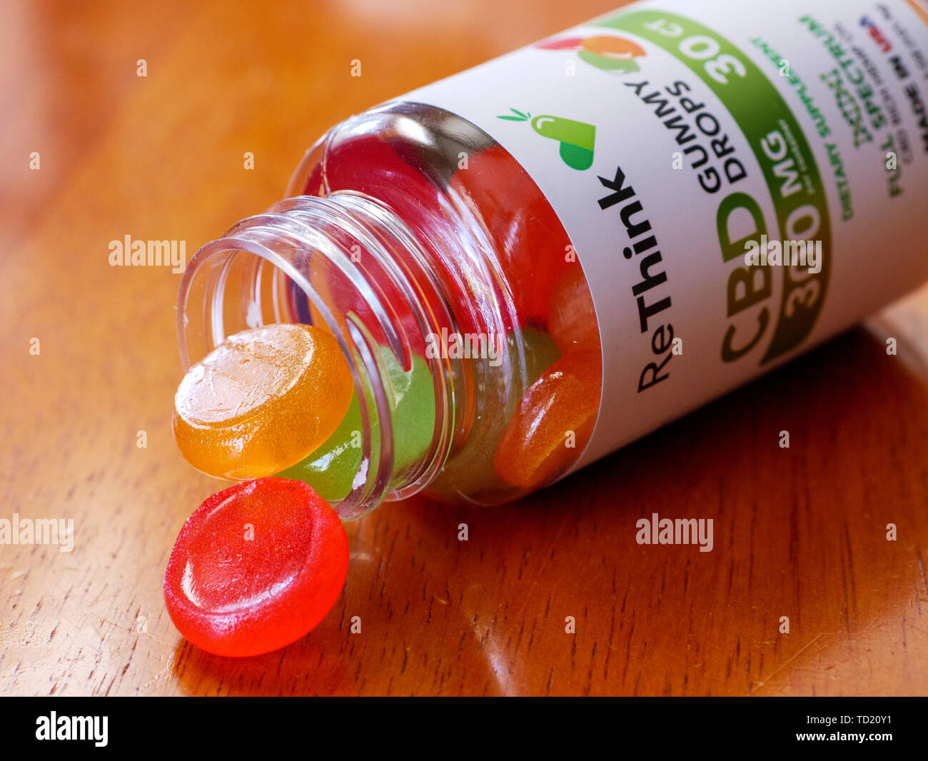 CBD Öl gummies und Flasche. Stockfoto