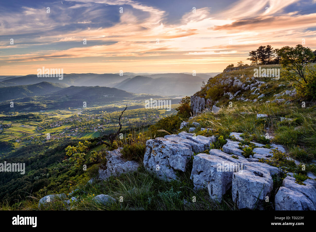 Schönen Sonnenuntergang Landschaft in Kroatien in der Nähe von Buzet, Stadt Stockfoto