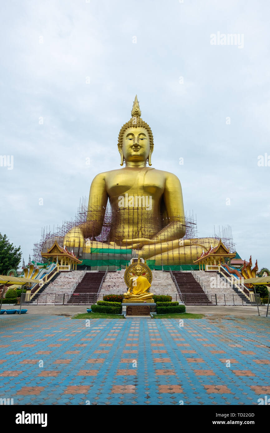 Big Buddha Wat Muang, Angthong, Thai Land, Outdoor, Sky, Beheben und Reparieren Stockfoto