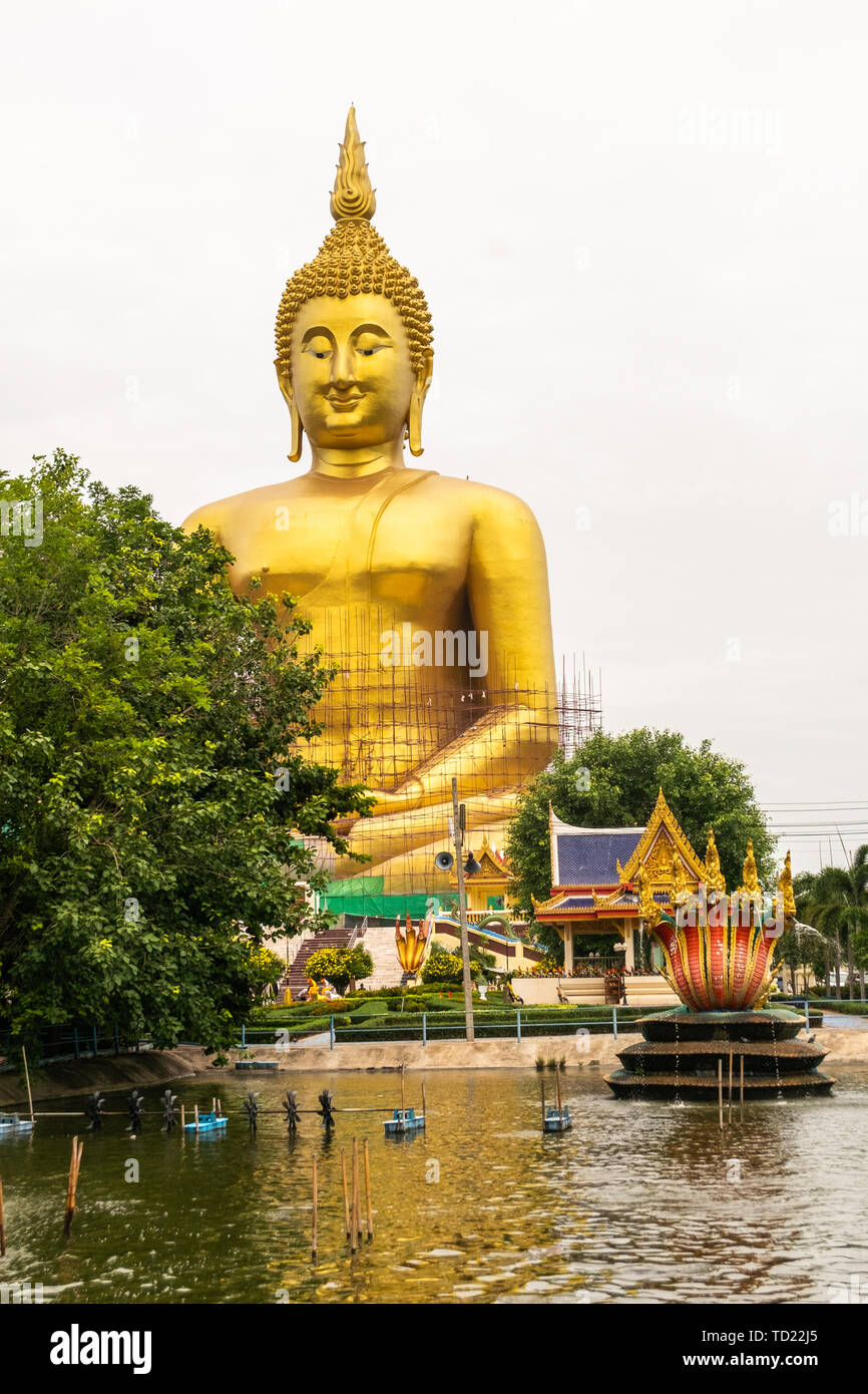 Big Buddha Wat Muang, Angthong, Thai Land, Outdoor, Sky, Beheben und Reparieren Stockfoto