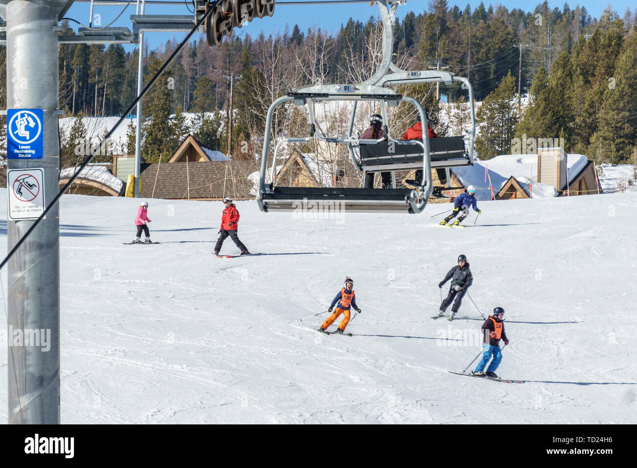 KIMBERLEY, KANADA - 22. MÄRZ 2019: Blinder Skifahrer Ski Abfahrt Vancouver Adaptive Snow Sports. Stockfoto