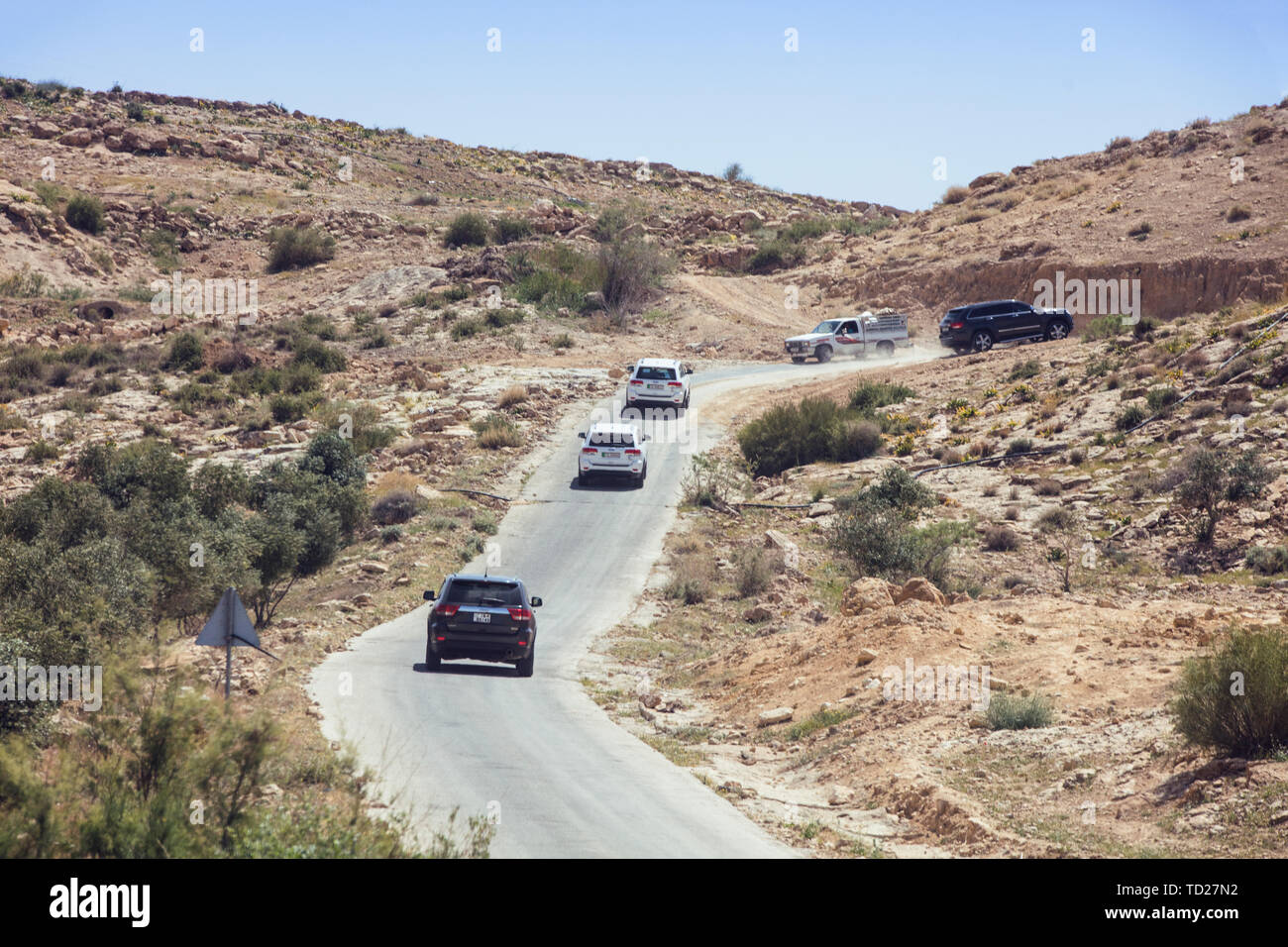 Jordanien, Naher Osten, Autokorsos, Fahrzeuge, Wüsten, Wüsten, Gobi, alte Städte, Sehenswürdigkeiten, kleine Städte, Kleinstädte, Colosseum, Leben, Bewohner, Straßen, Wege, Straßen, städtischen Gebieten Stockfoto