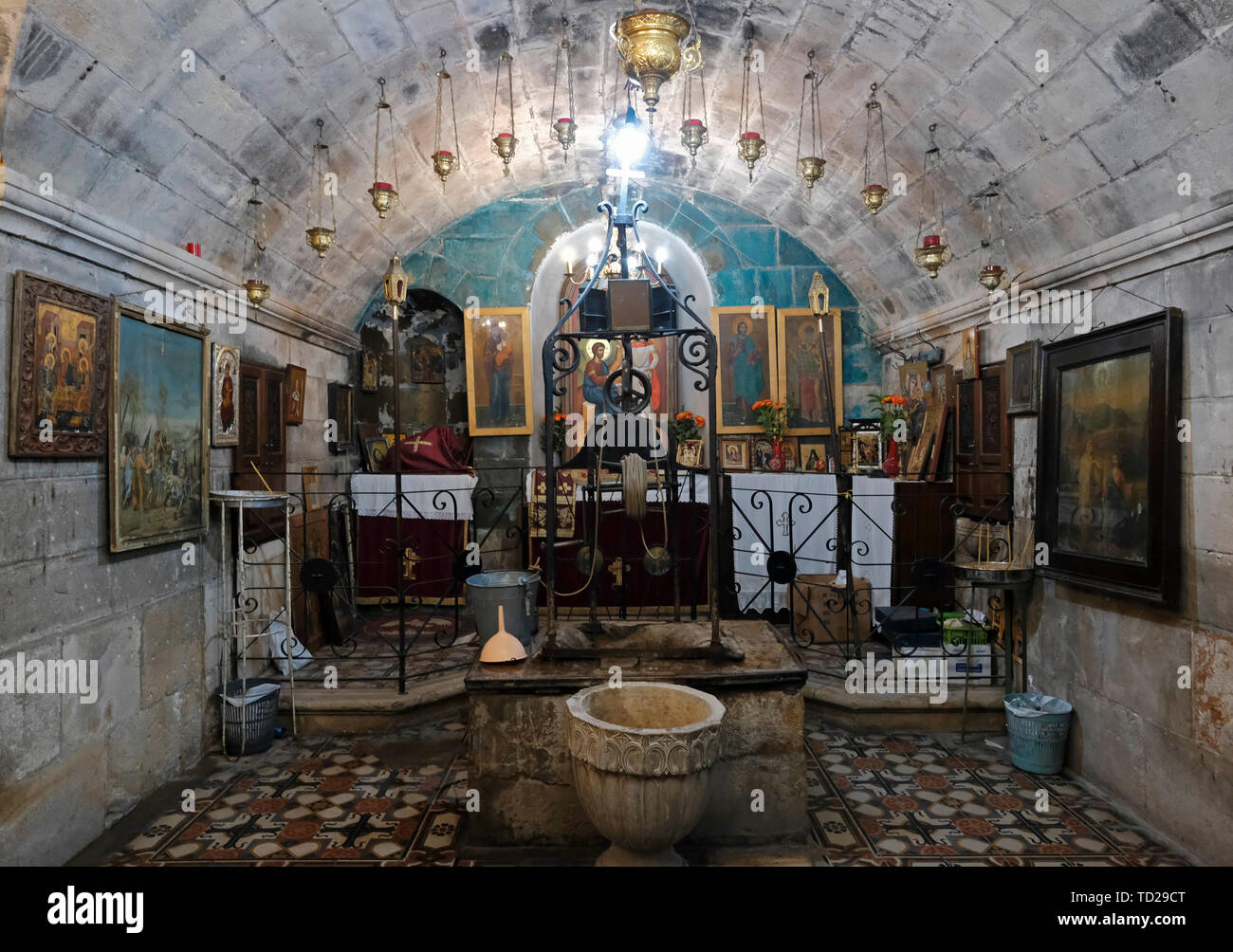 Blick auf die Krypta mit dem tief gut Behauenen fester Fels, der in der religiösen Tradition mit Jakob verknüpft wurde für rund zwei Jahrtausende genannt Jakobsbrunnen oder Bir Ya'qub auch bekannt als Jakobs Brunnen und Brunnen von Sychar derzeit innerhalb des Komplexes eines östlichen orthodoxen Kloster mit dem gleichen Namen liegt, in der Stadt Nablus im Westjordanland, Israel Stockfoto