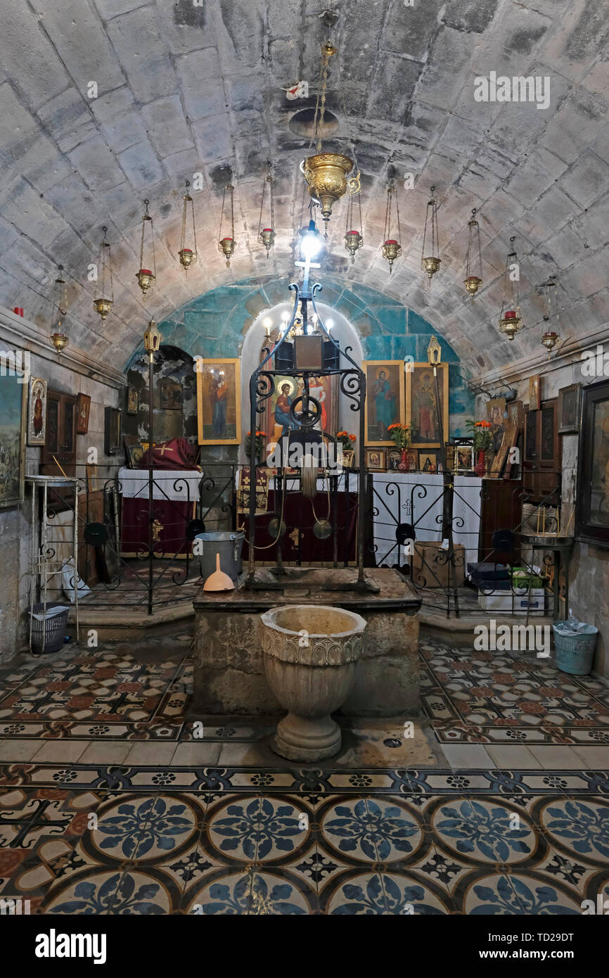 Blick auf die Krypta mit dem tief gut Behauenen fester Fels, der in der religiösen Tradition mit Jakob verknüpft wurde für rund zwei Jahrtausende genannt Jakobsbrunnen oder Bir Ya'qub auch bekannt als Jakobs Brunnen und Brunnen von Sychar derzeit innerhalb des Komplexes eines östlichen orthodoxen Kloster mit dem gleichen Namen liegt, in der Stadt Nablus im Westjordanland, Israel Stockfoto