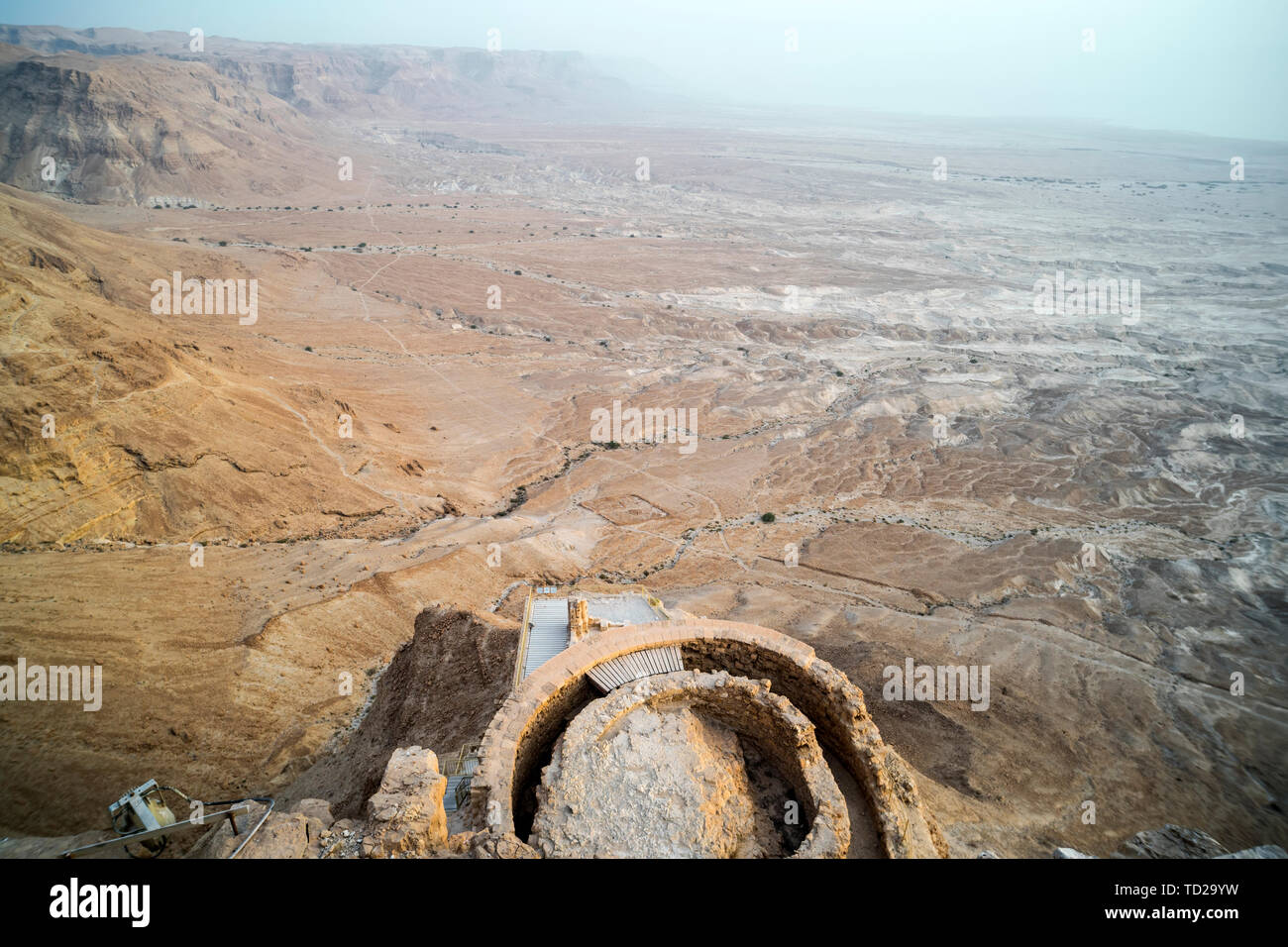 Luftaufnahme von König Herodes Festungsruine gegen das Tal an den Vorbergen in der Judäischen Wüste, Israel. Reste der alten menschlichen Gebäude auf dem Berg Stockfoto