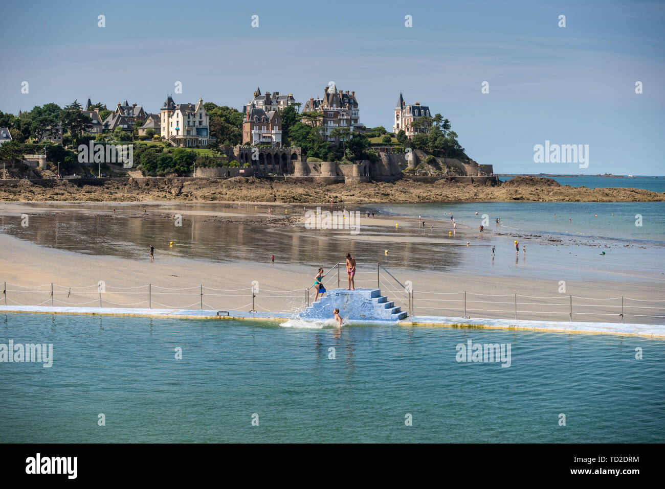 Meerwasser Pool am Strand Plage de L'Ecluse, Dinard, Bretagne, Frankreich Stockfoto