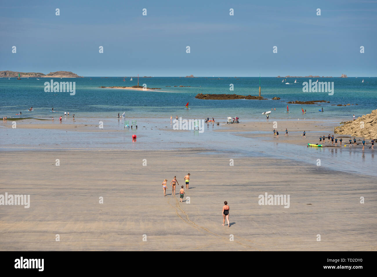 Die Leute am Strand, Plage de L'Ecluse, Dinard, Bretagne, Frankreich Stockfoto