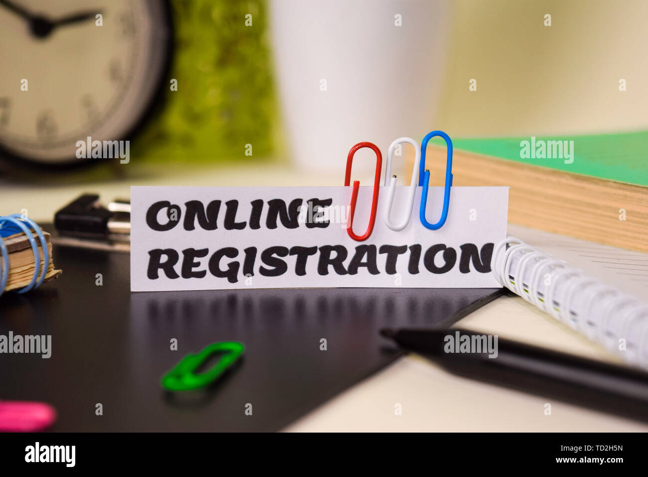 Online Registrierung auf dem Papier auf dem Schreibtisch isoliert. Business und Inspiration Konzept Stockfoto