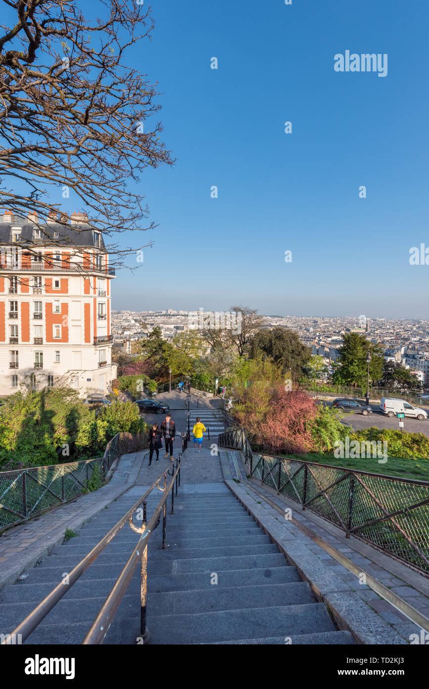 Paris, Frankreich, 12. April 2019: Paris skyline Luftbild mit Treppen in den Vordergrund von Montmartre Stockfoto Paris, Frankreich, 12. April 2019: Paris skyline Luftbild mit Treppen in den Vordergrund von Montmartre Stockfoto