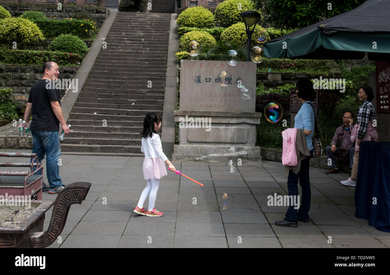 Stadtbild von Dujiangyan Stadt, Provinz Sichuan, China Stockfoto