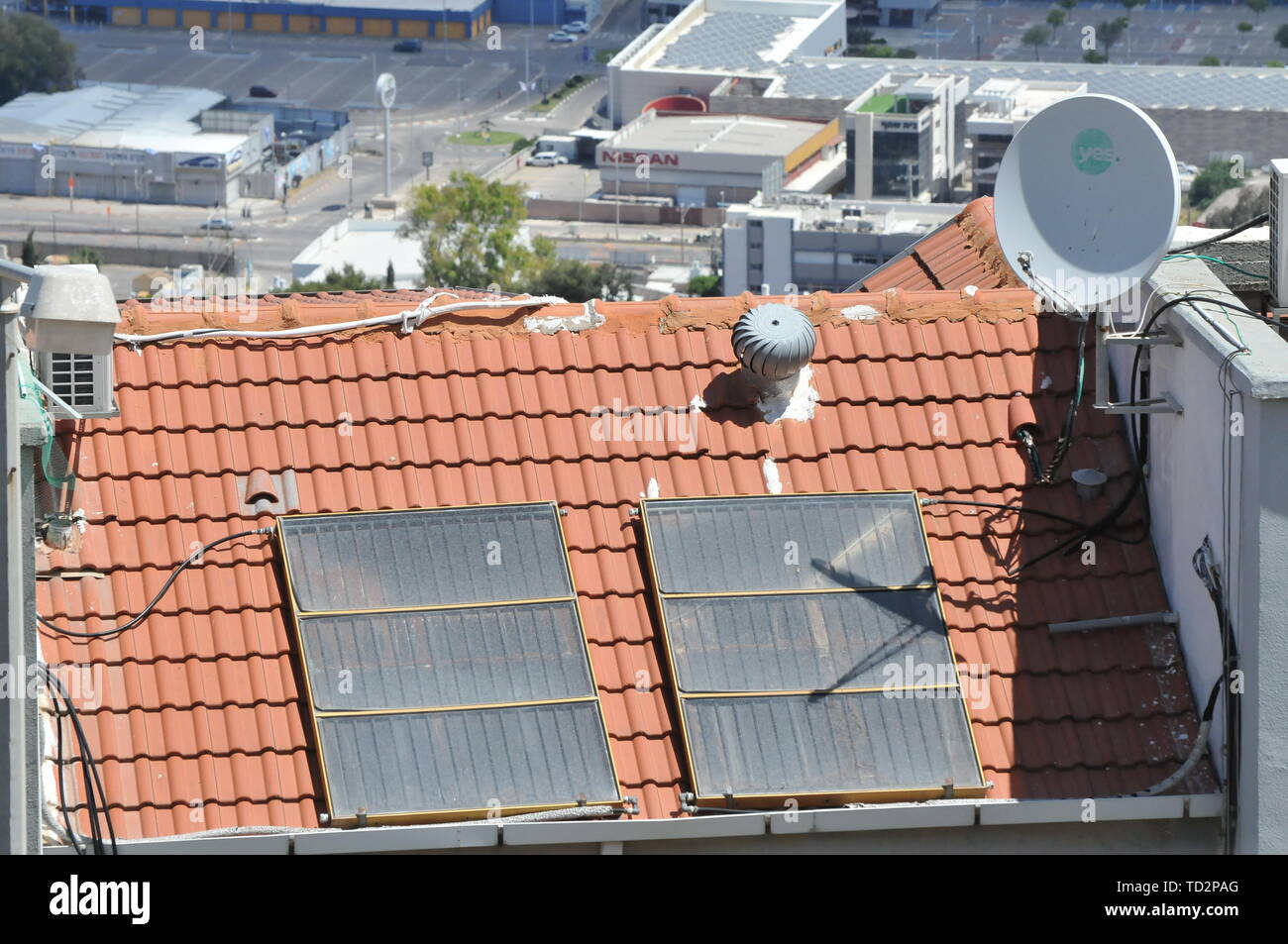 Solaranlage Kollektoren auf dem Dach. In Haifa, Israel fotografiert. Stockfoto